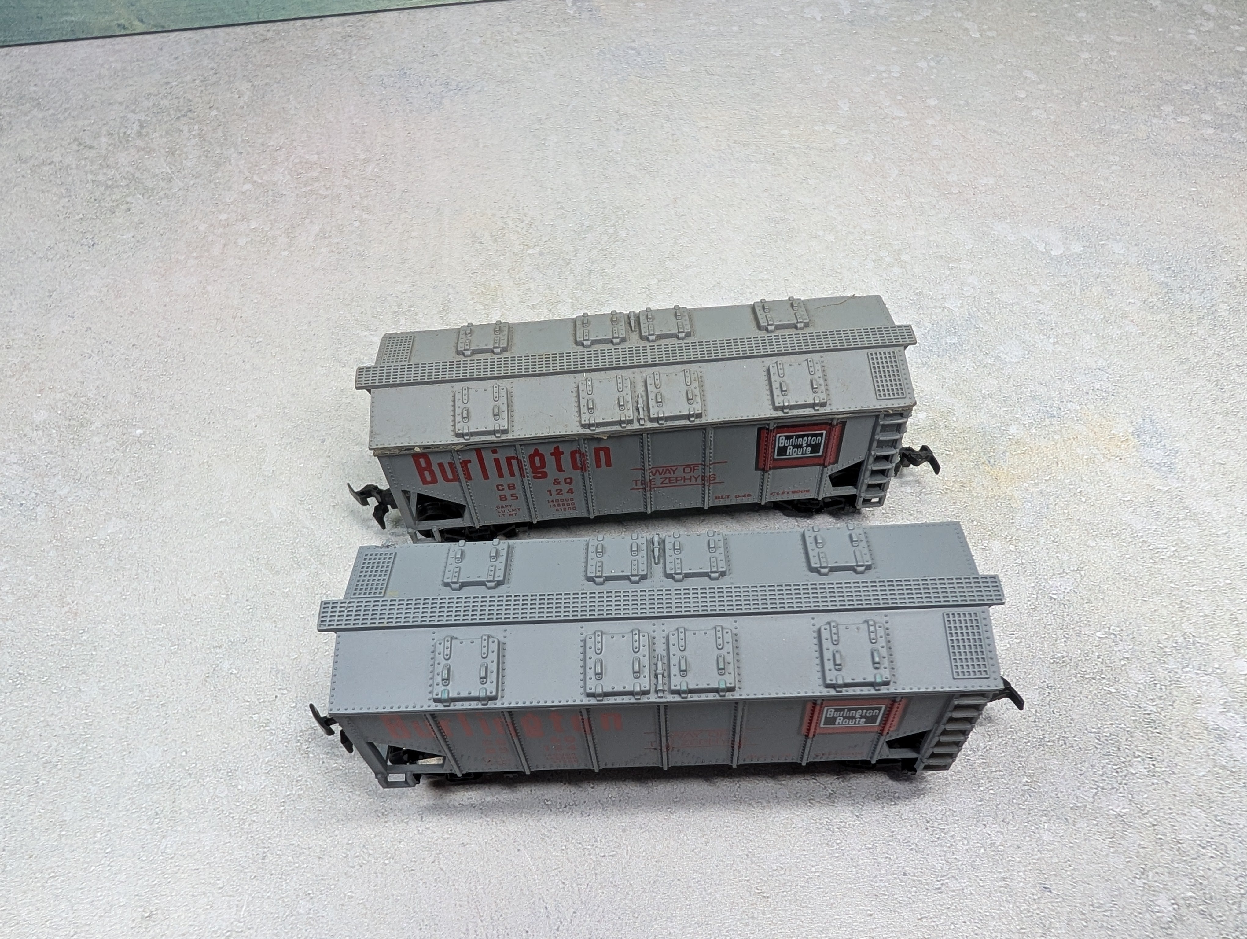 USED Life-Like HO Scale Lot of 2 Bay Covered Hoppers Burlington CB&Q #85124 (2 pcs)