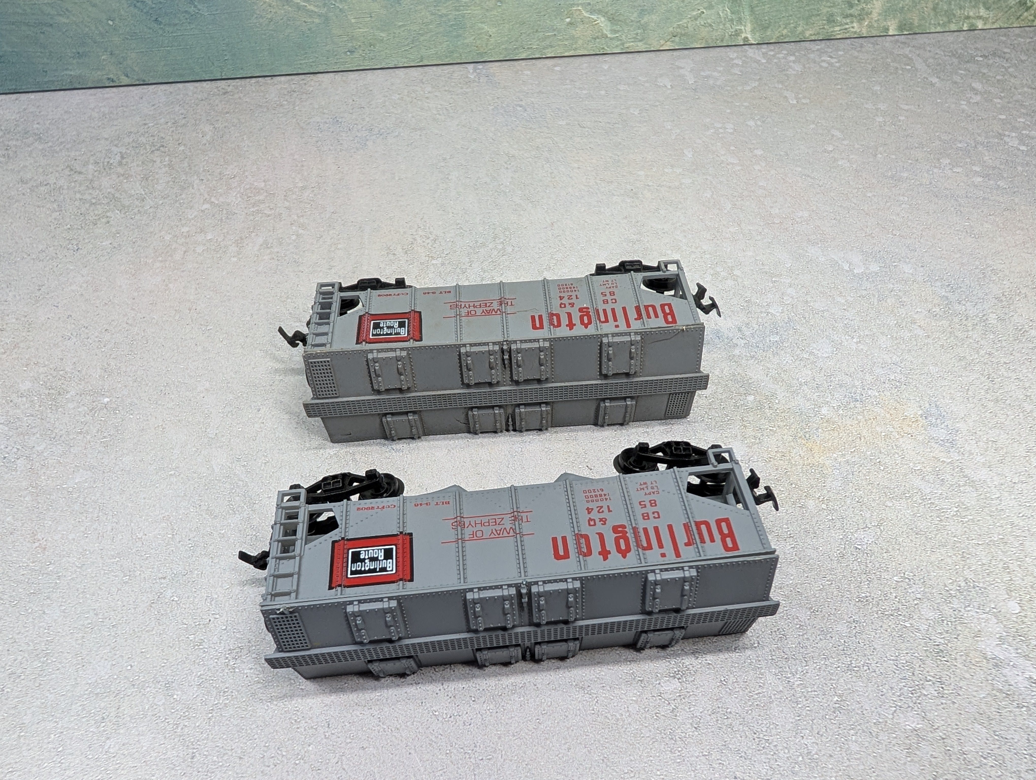 USED Life-Like HO Scale Lot of 2 Bay Covered Hoppers Burlington CB&Q #85124 (2 pcs)