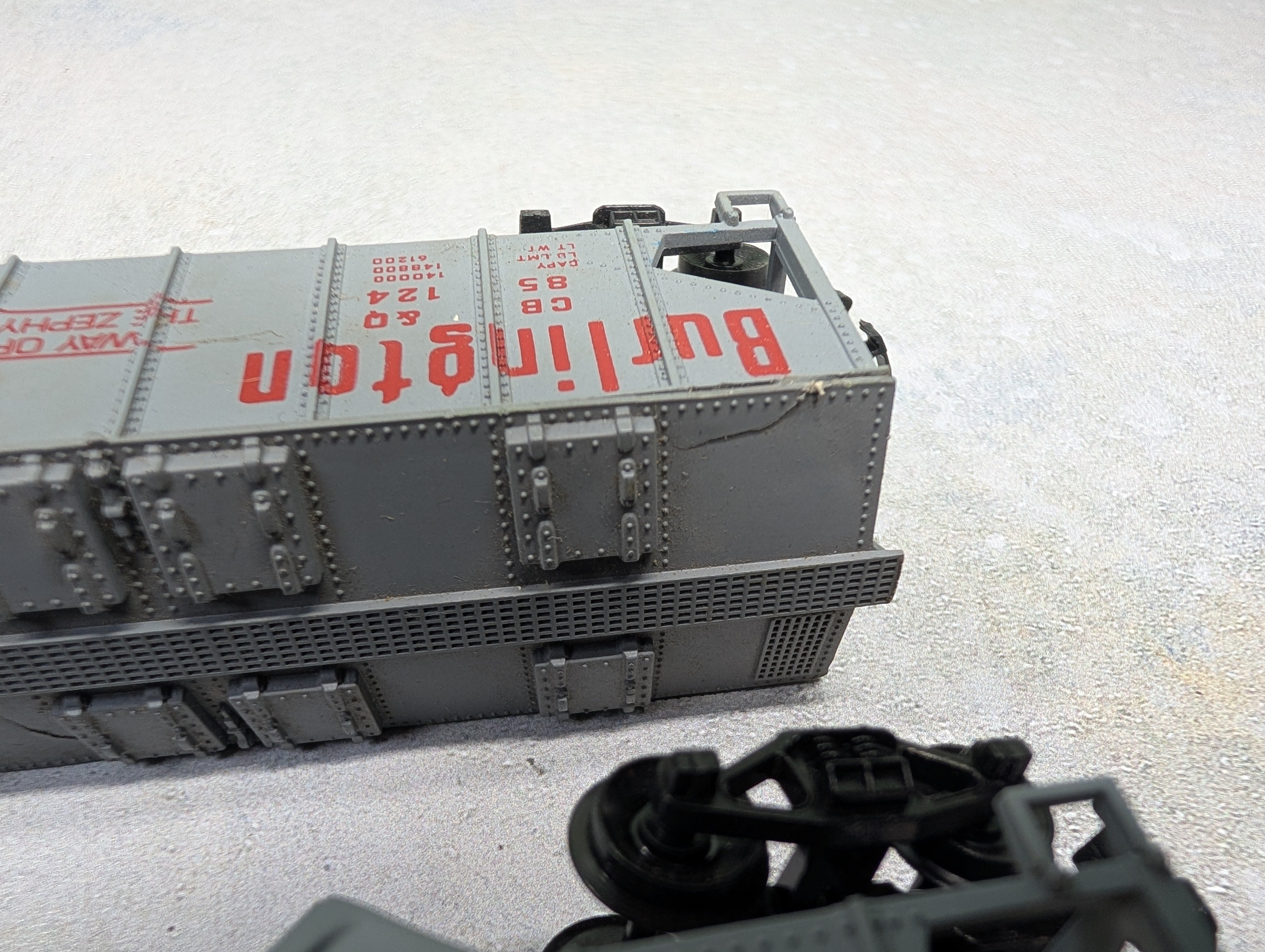 USED Life-Like HO Scale Lot of 2 Bay Covered Hoppers Burlington CB&Q #85124 (2 pcs)