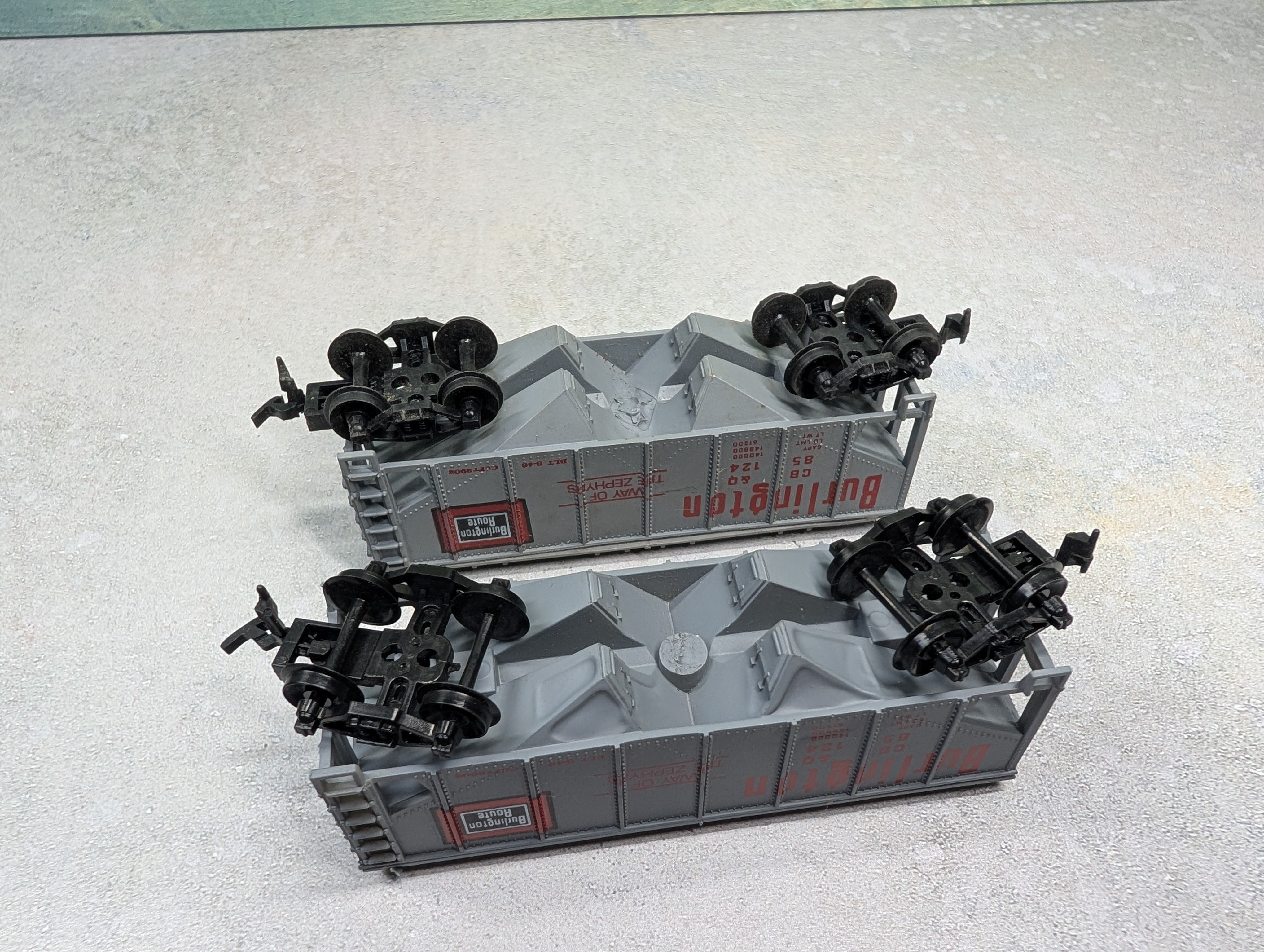 USED Life-Like HO Scale Lot of 2 Bay Covered Hoppers Burlington CB&Q #85124 (2 pcs)