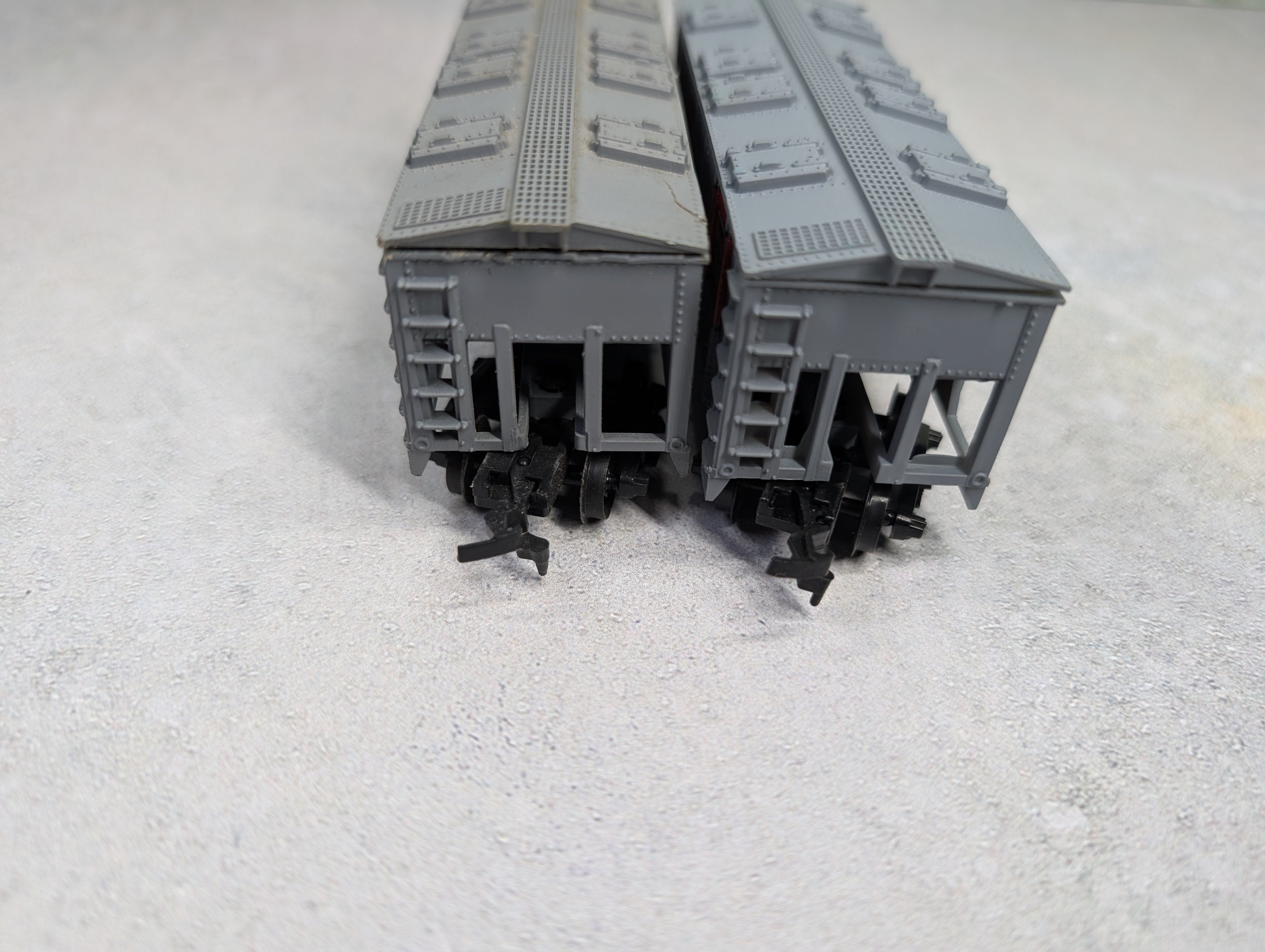 USED Life-Like HO Scale Lot of 2 Bay Covered Hoppers Burlington CB&Q #85124 (2 pcs)