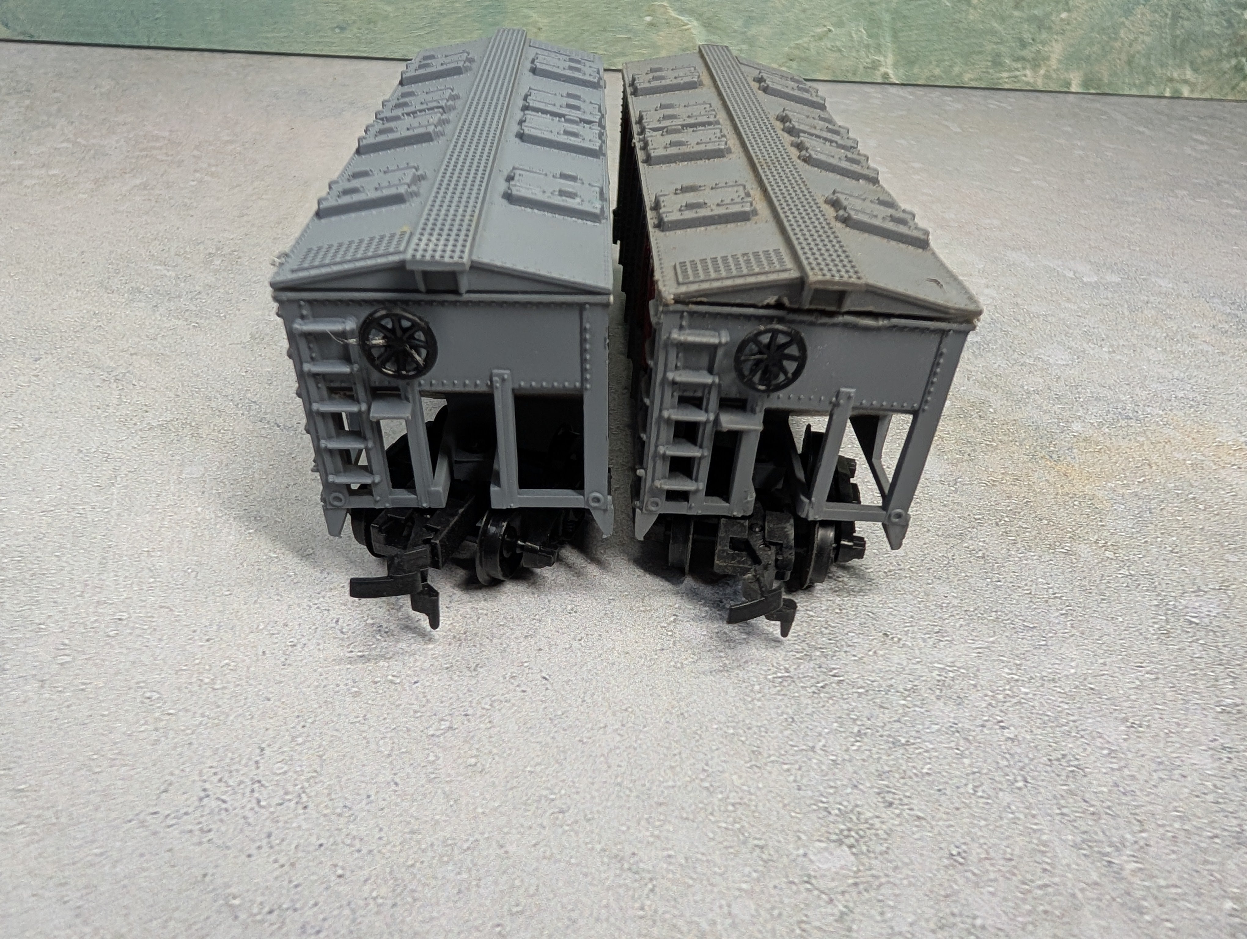USED Life-Like HO Scale Lot of 2 Bay Covered Hoppers Burlington CB&Q #85124 (2 pcs)