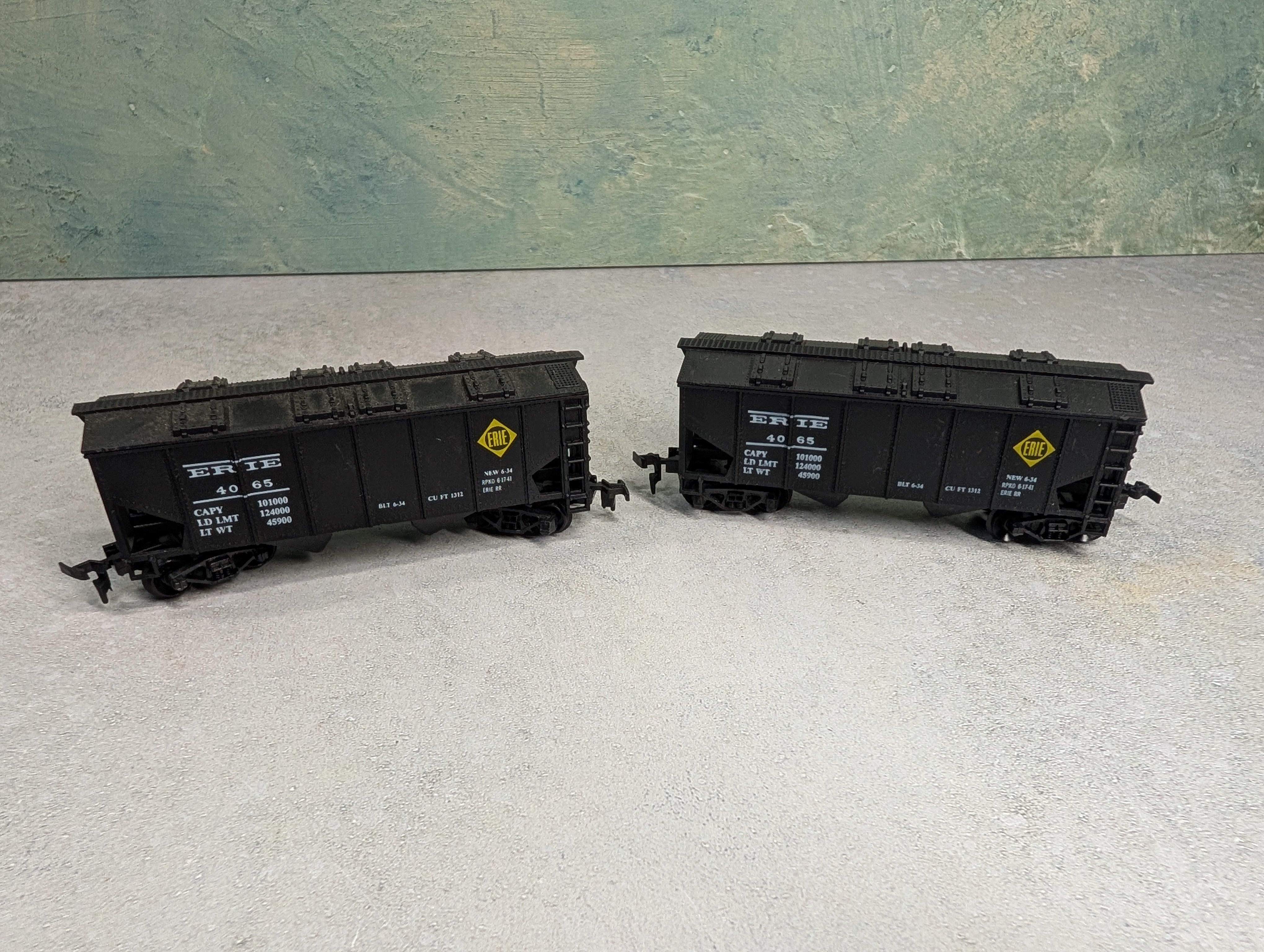 USED Life-Like HO Scale Lot of 2 Bay Covered Hoppers Erie #4065 (2 pcs)