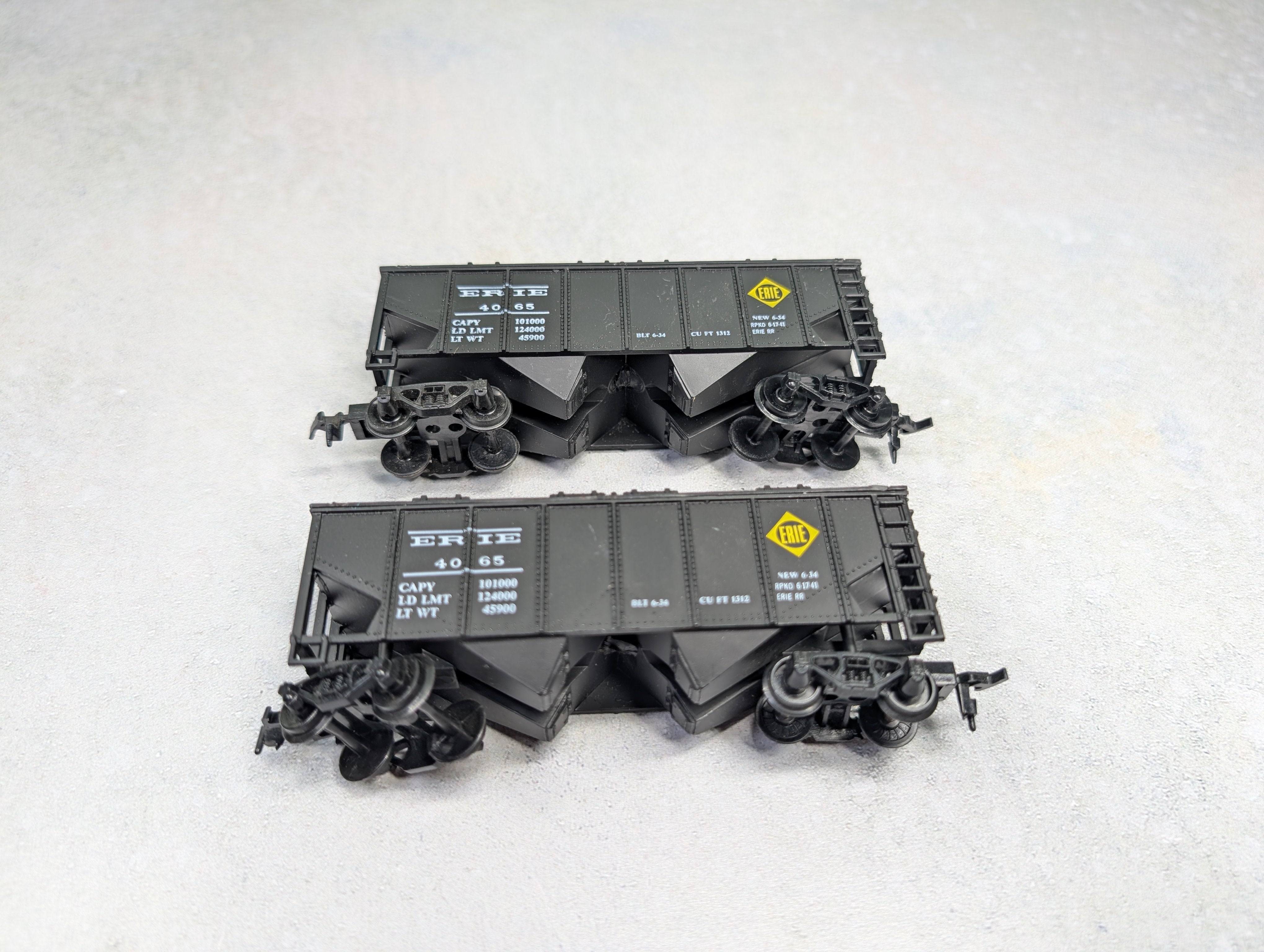 USED Life-Like HO Scale Lot of 2 Bay Covered Hoppers Erie #4065 (2 pcs)