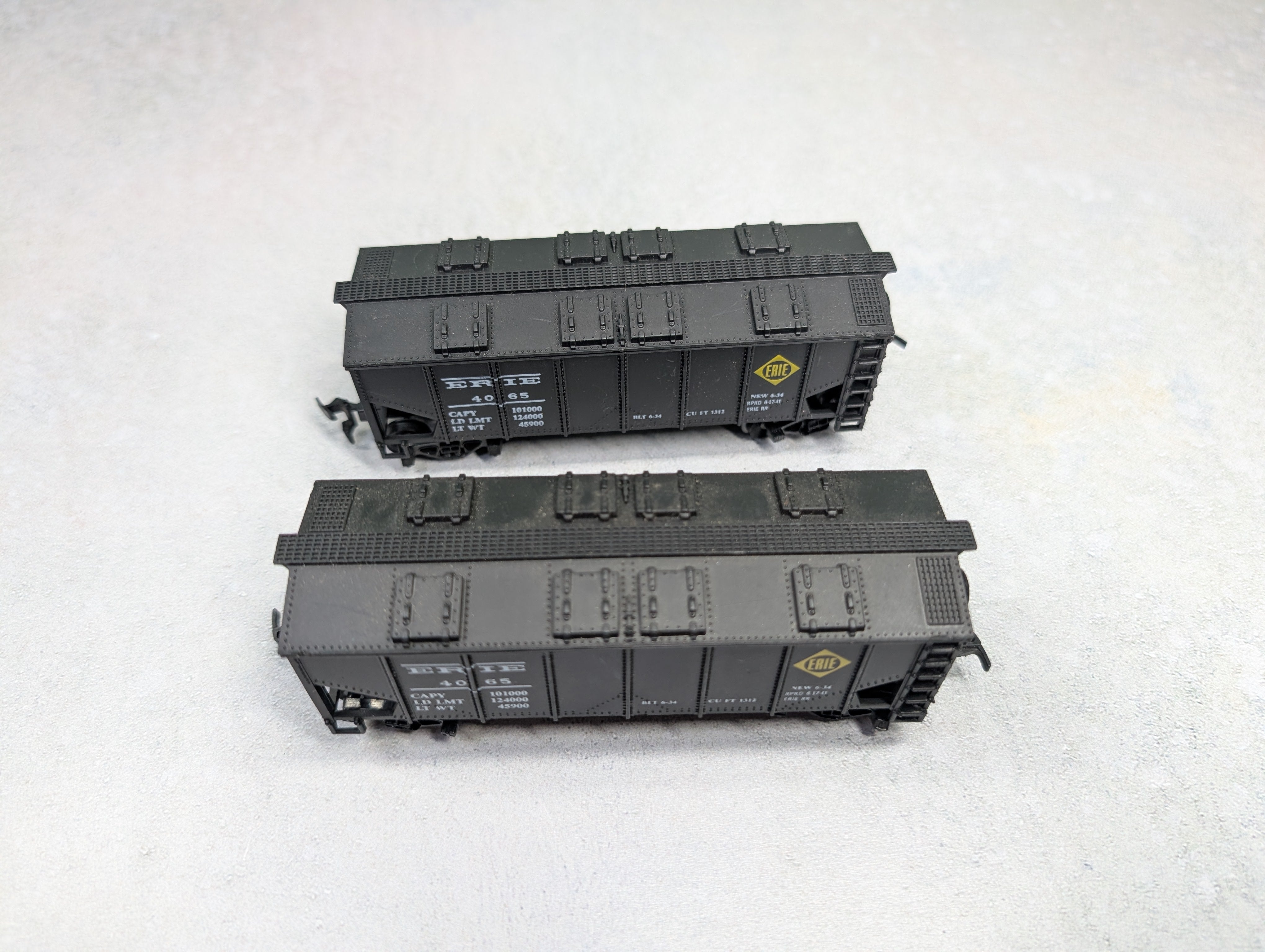 USED Life-Like HO Scale Lot of 2 Bay Covered Hoppers Erie #4065 (2 pcs)
