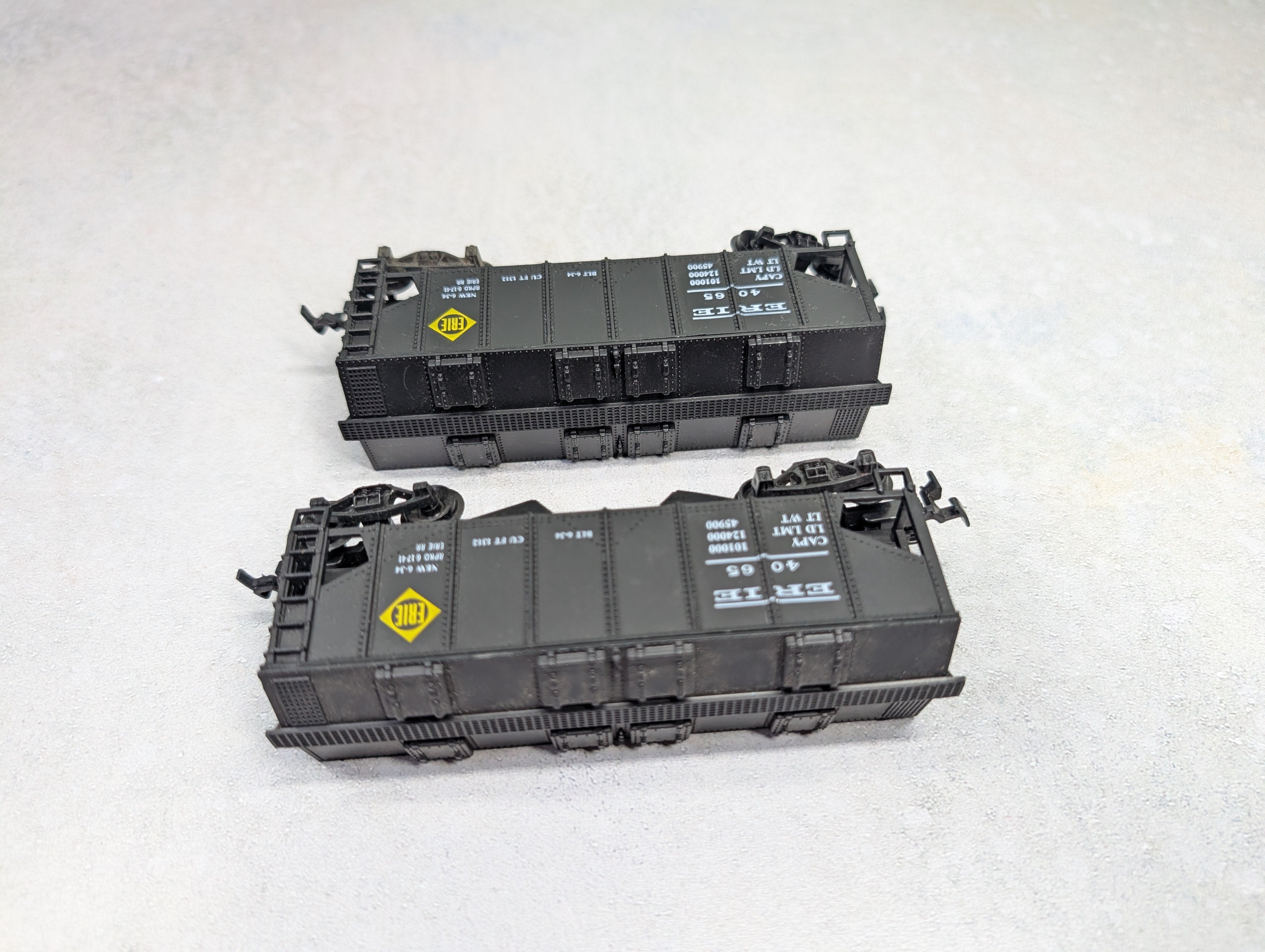 USED Life-Like HO Scale Lot of 2 Bay Covered Hoppers Erie #4065 (2 pcs)