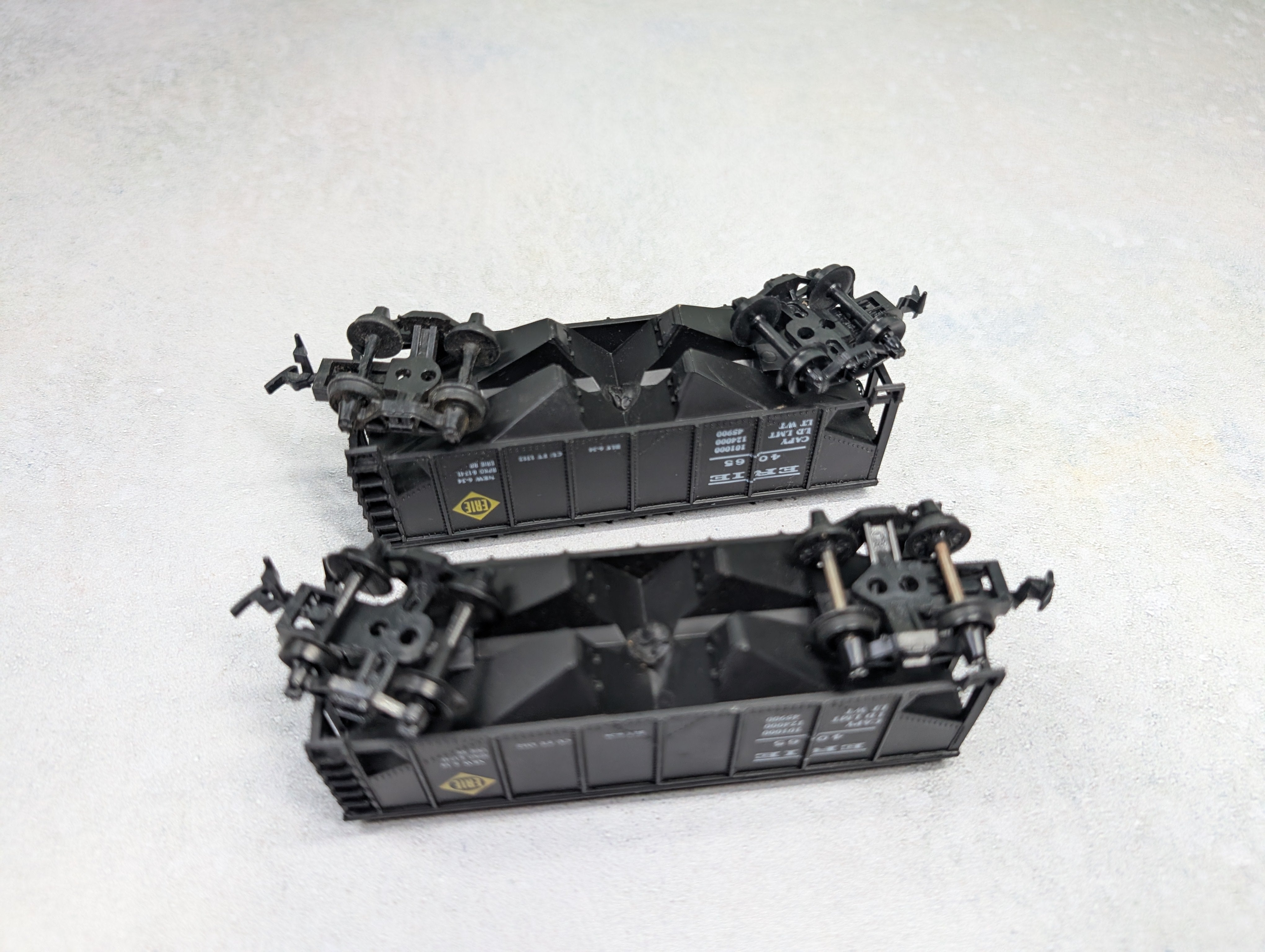 USED Life-Like HO Scale Lot of 2 Bay Covered Hoppers Erie #4065 (2 pcs)