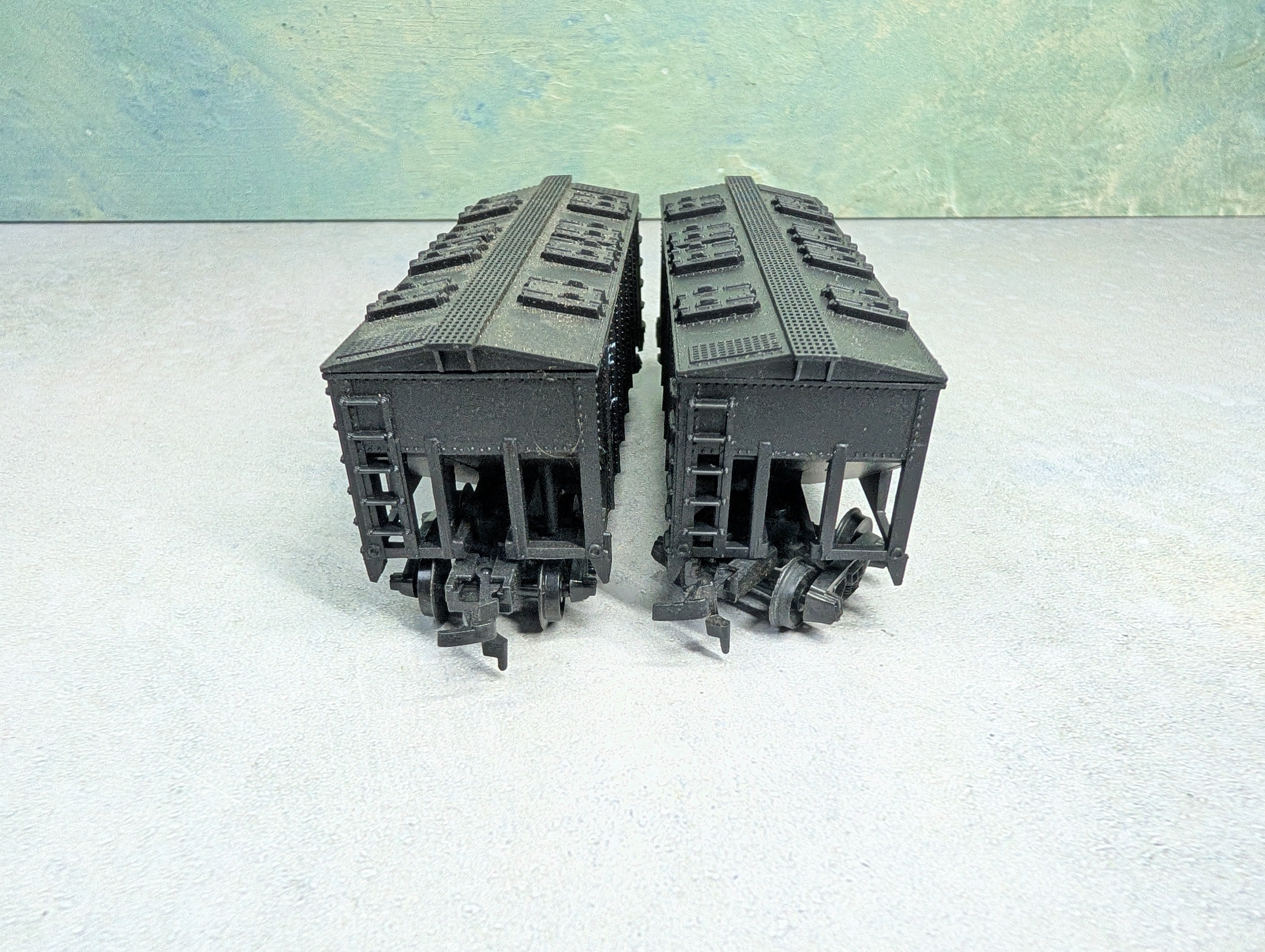 USED Life-Like HO Scale Lot of 2 Bay Covered Hoppers Erie #4065 (2 pcs)