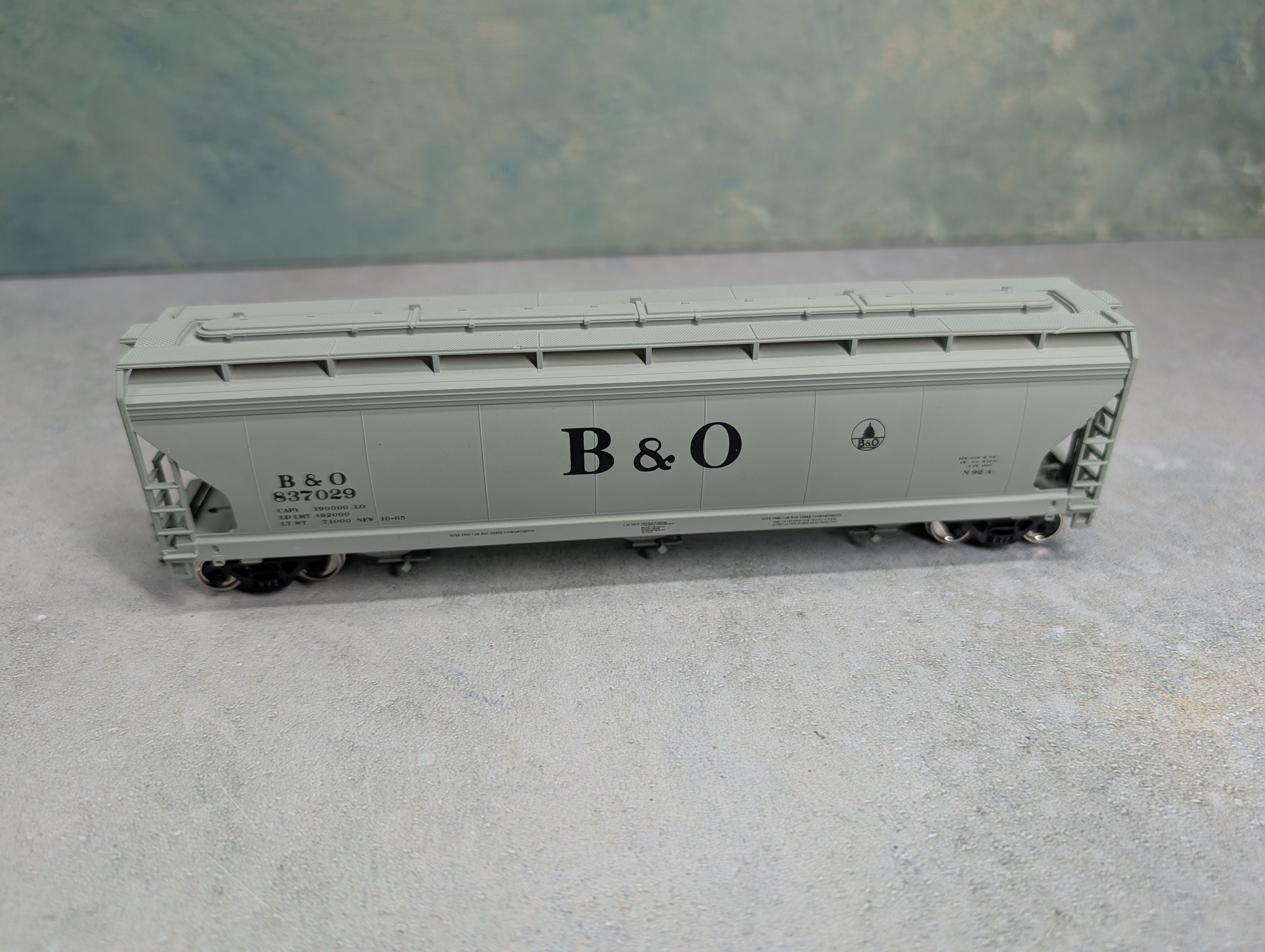 USED Accurail HO Scale 3 Bay Covered Hopper Baltimore and Ohio B&O #837029