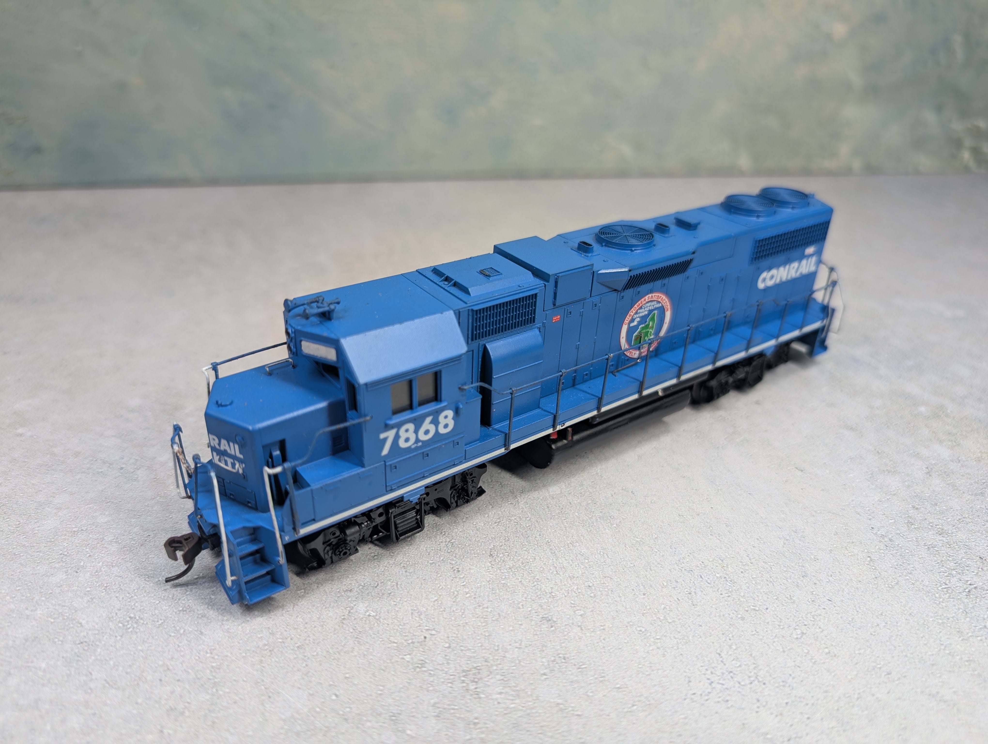 USED Athearn HO Scale GP-38 Diesel Locomotive Conrail #7868 Philly Div, Runs DC
