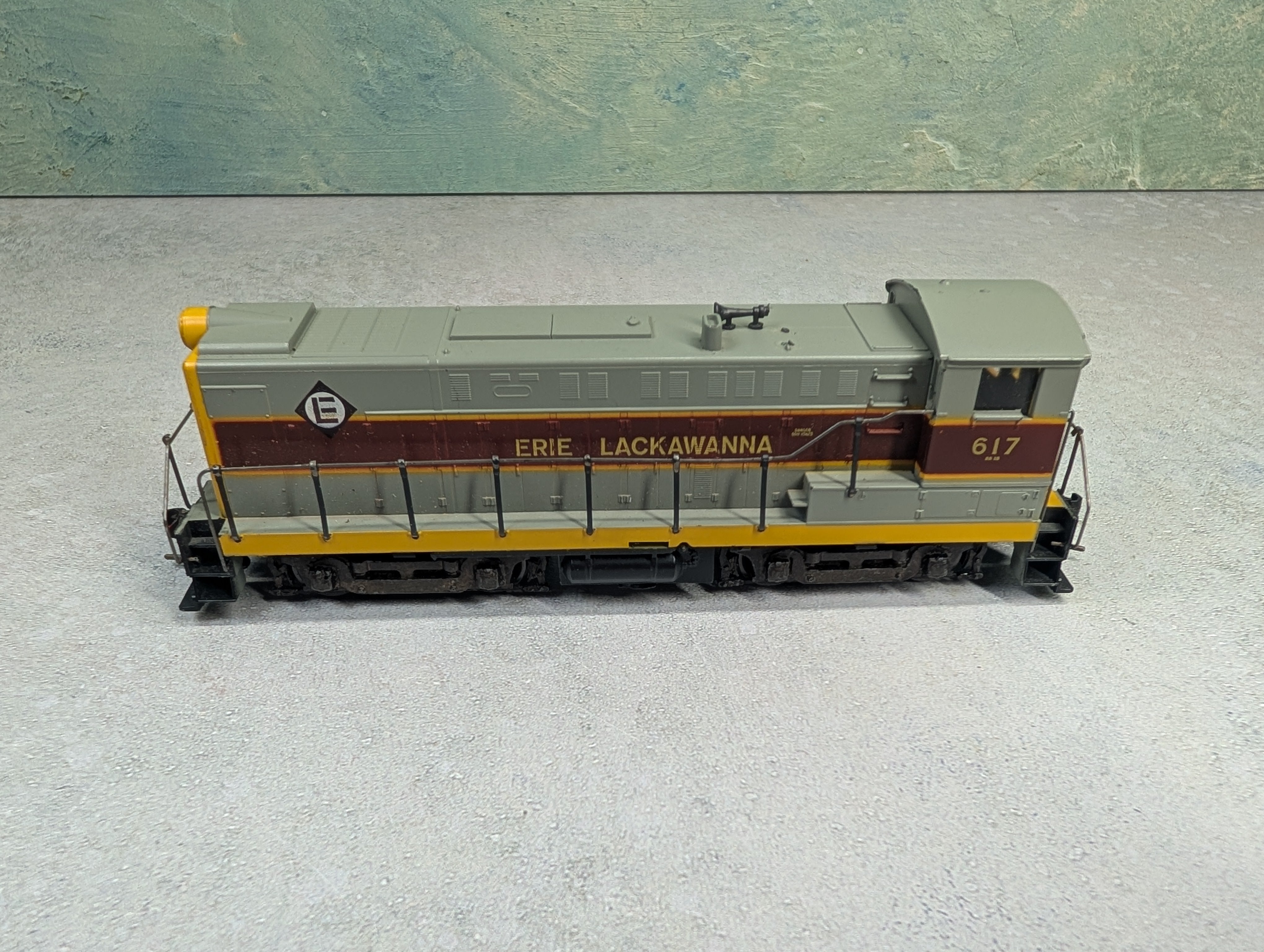 USED Athearn HO Scale S-12 Diesel Locomotive Switcher Erie Lackawanna #617 Unpowered