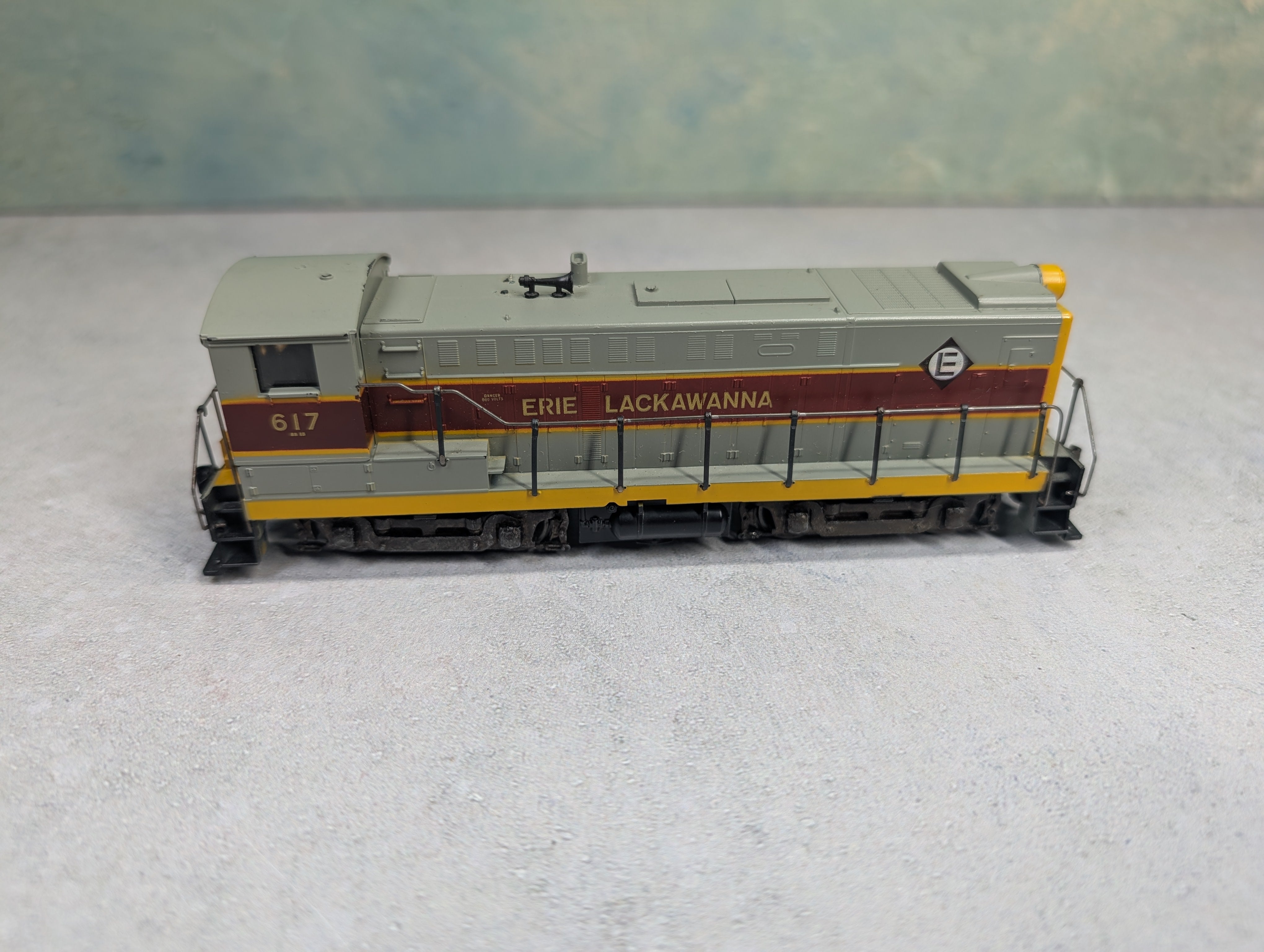 USED Athearn HO Scale S-12 Diesel Locomotive Switcher Erie Lackawanna #617 Unpowered