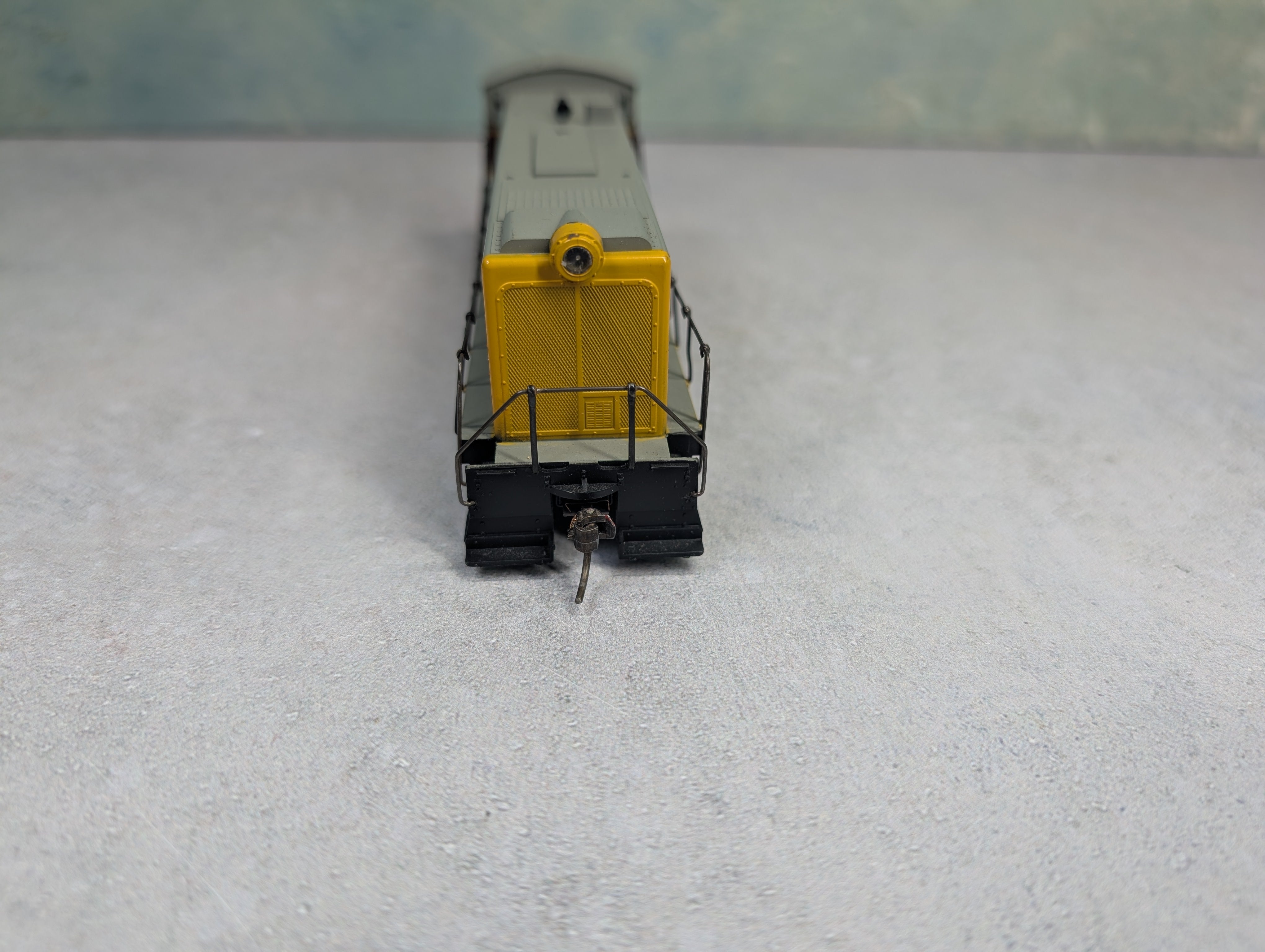 USED Athearn HO Scale S-12 Diesel Locomotive Switcher Erie Lackawanna #617 Unpowered