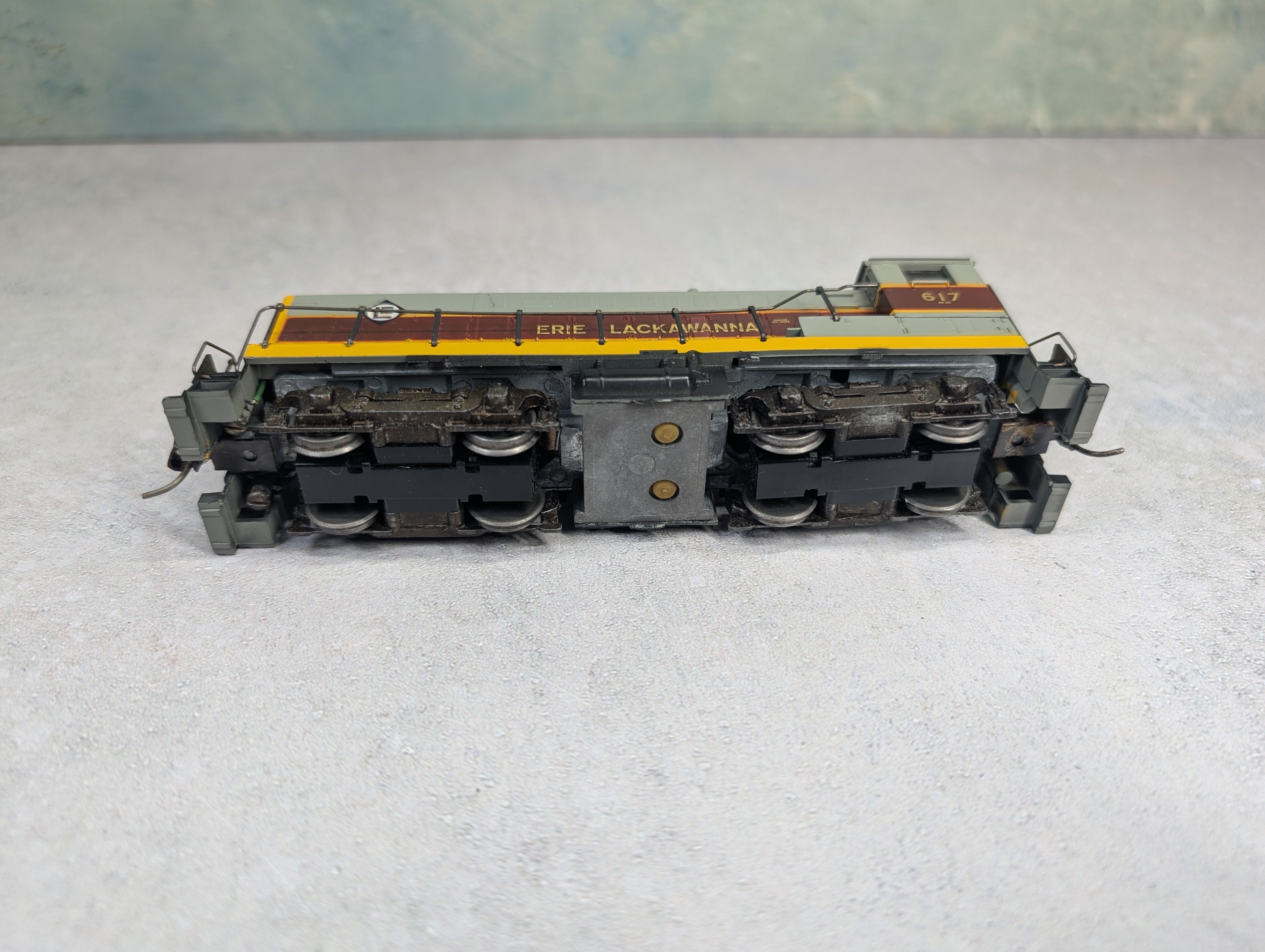 USED Athearn HO Scale S-12 Diesel Locomotive Switcher Erie Lackawanna #617 Unpowered