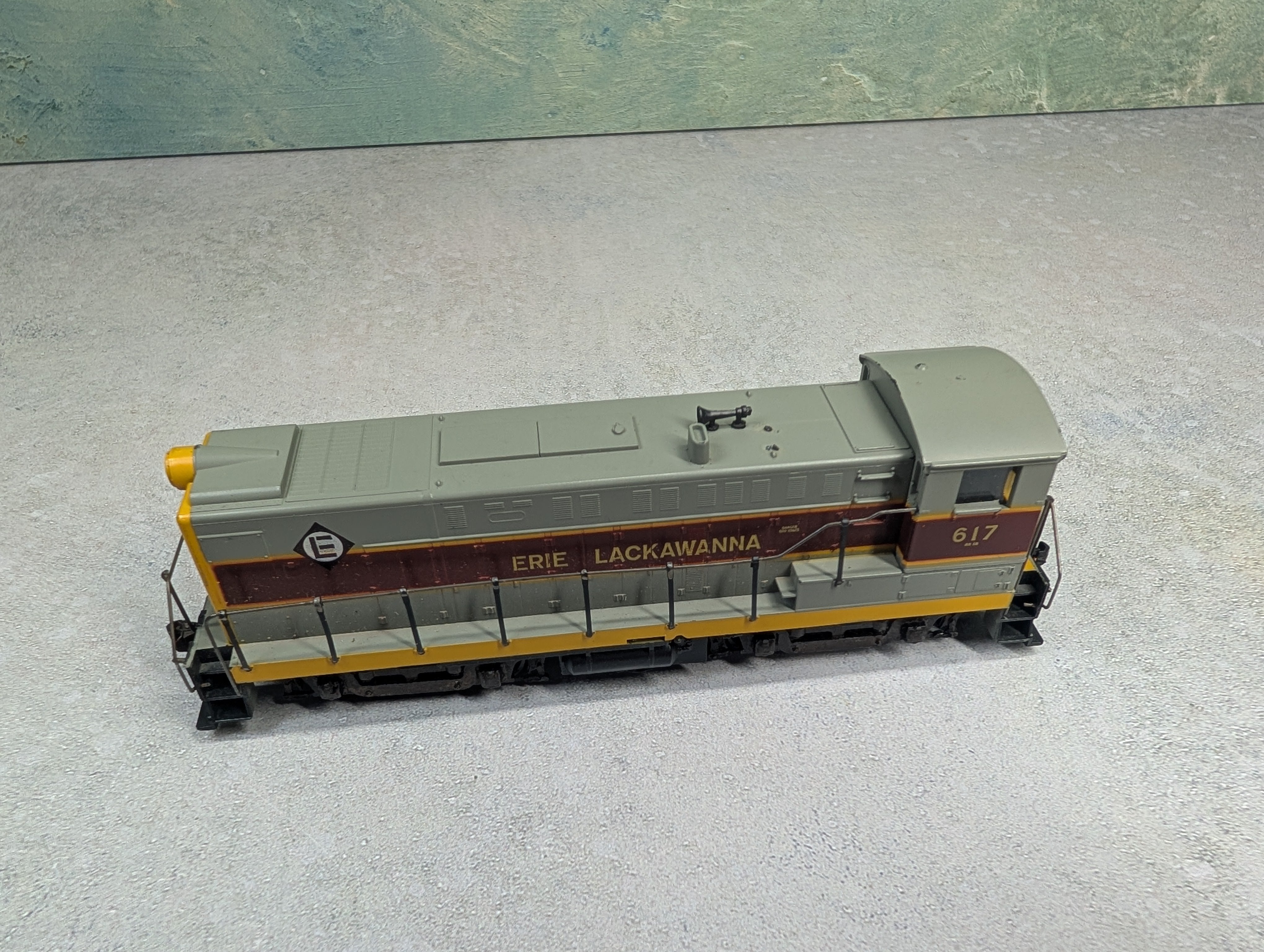 USED Athearn HO Scale S-12 Diesel Locomotive Switcher Erie Lackawanna #617 Unpowered