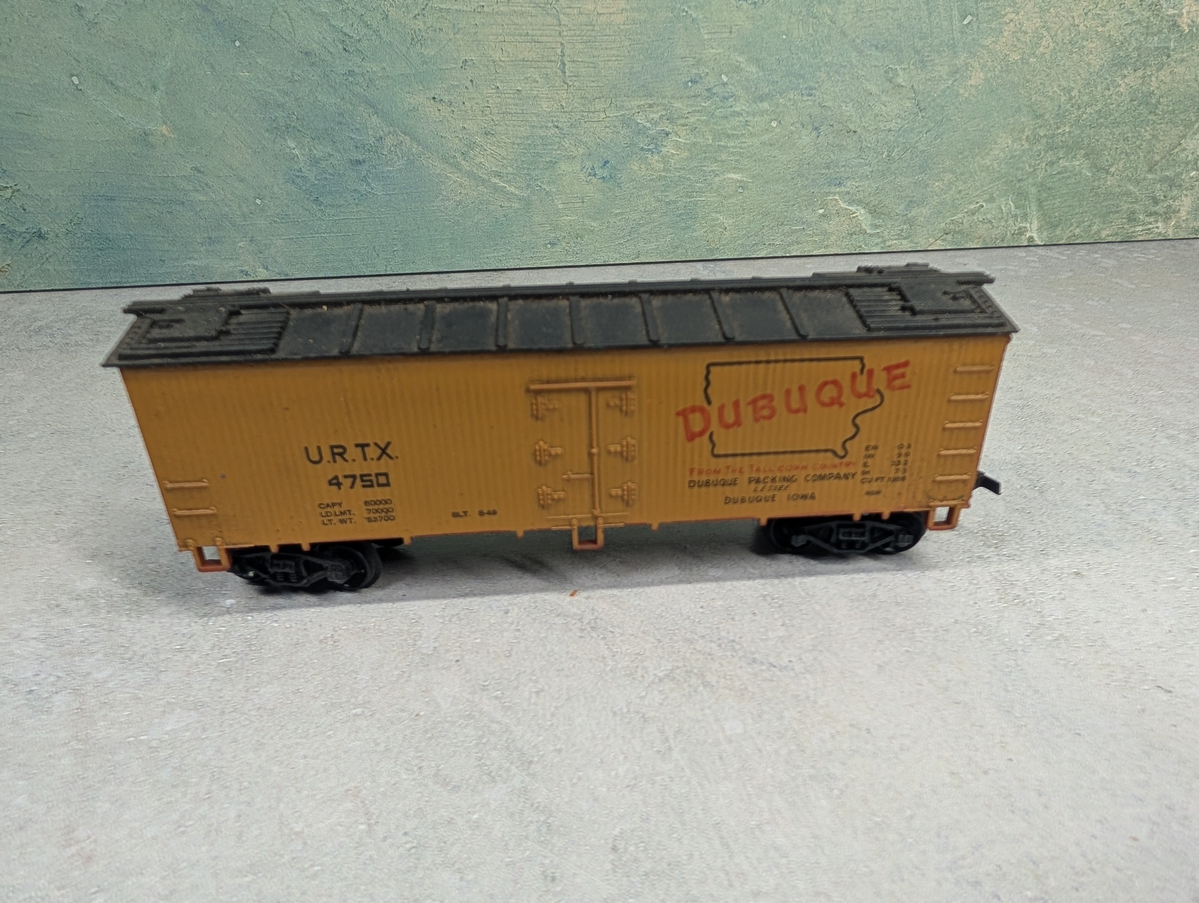 USED Life-Like HO Scale 38' Wooden Reefer Box Car Dubuque URTX #4750
