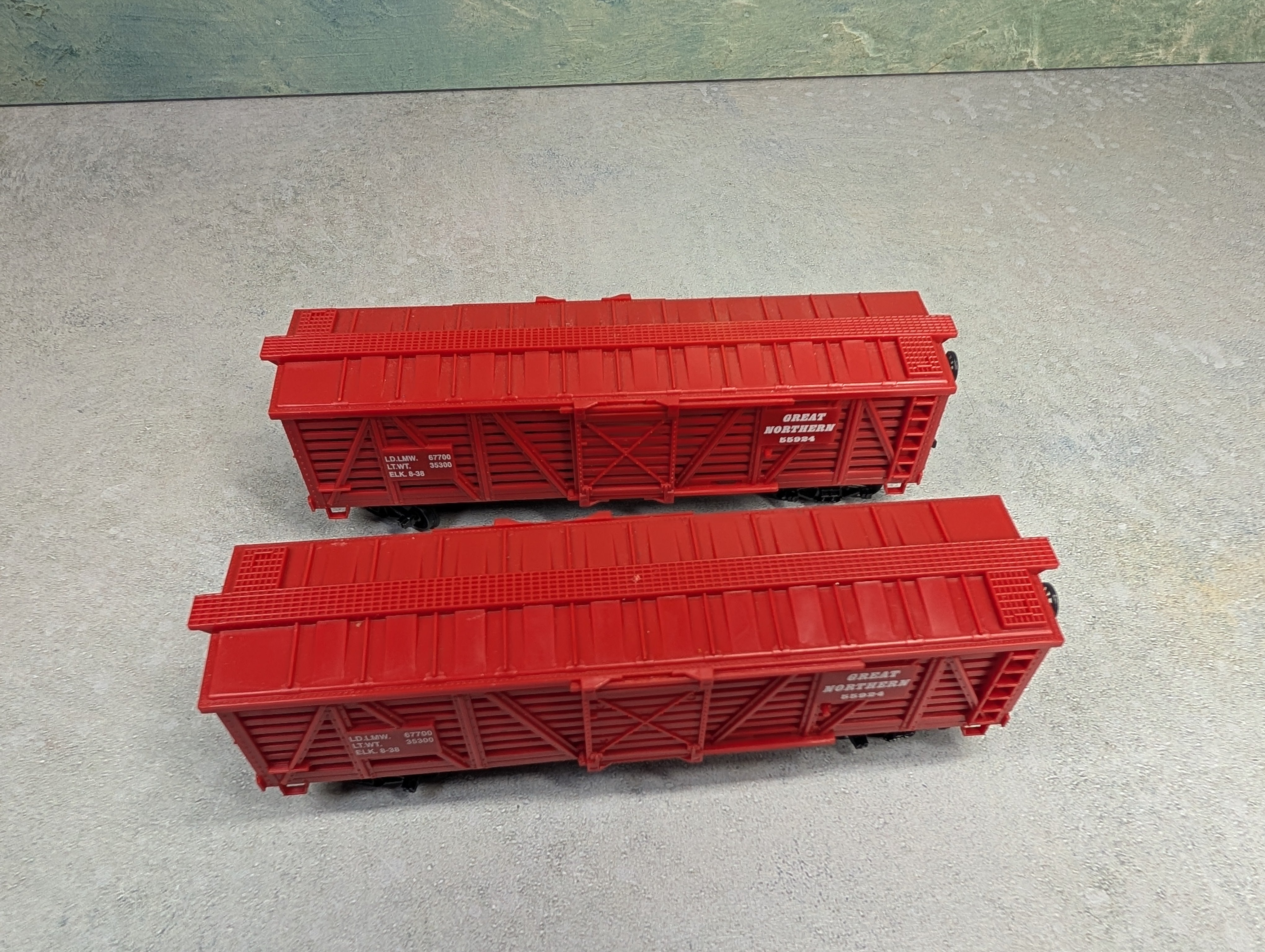 USED Life-Like HO Scale Lot of 40' Cattle Stock Cars Great Northern #55924 (2 pcs)