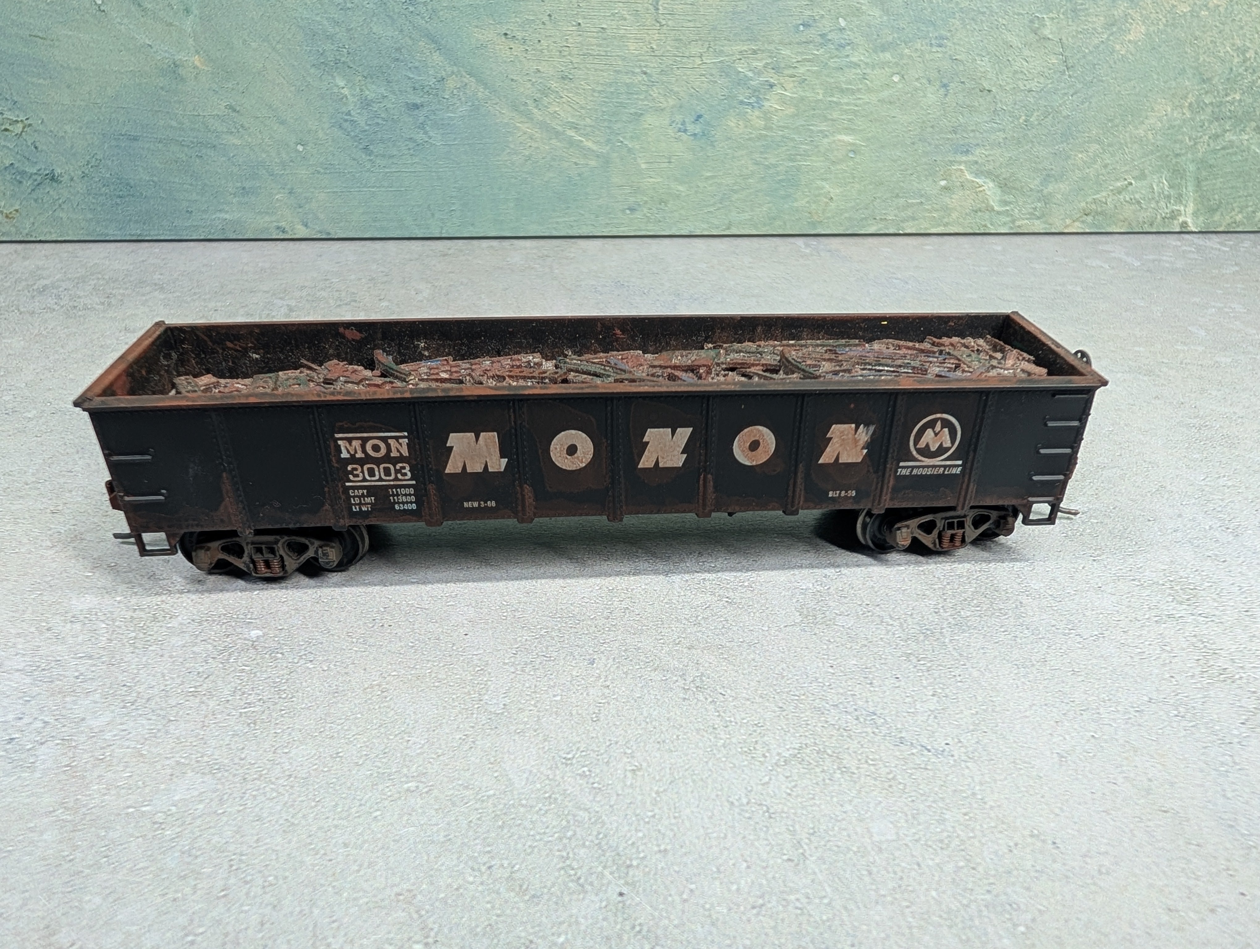 USED Roundhouse HO Scale 40' Gondola Monon MON #3003 Custom Weathered w/ Scrap Load