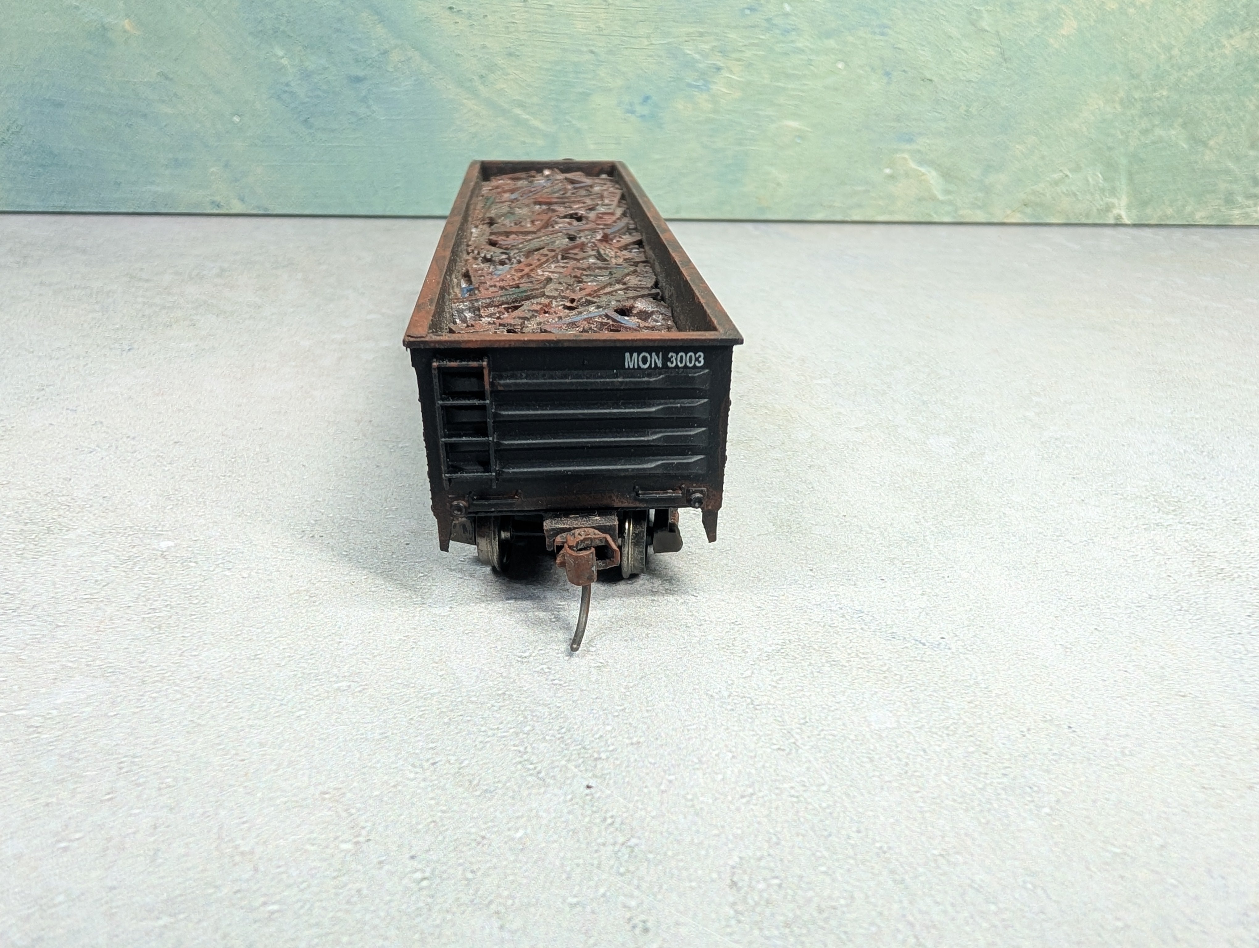 USED Roundhouse HO Scale 40' Gondola Monon MON #3003 Custom Weathered w/ Scrap Load