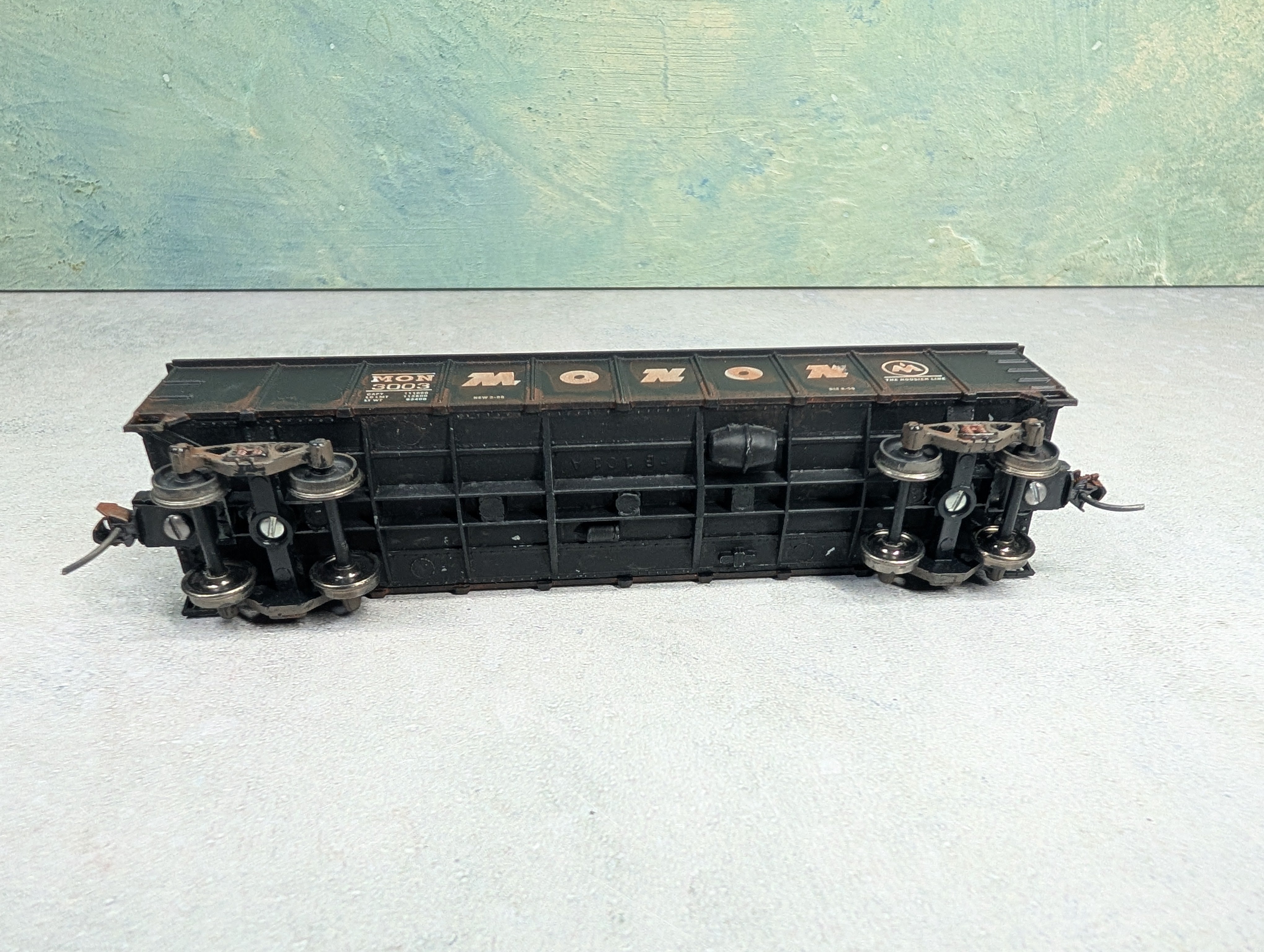 USED Roundhouse HO Scale 40' Gondola Monon MON #3003 Custom Weathered w/ Scrap Load