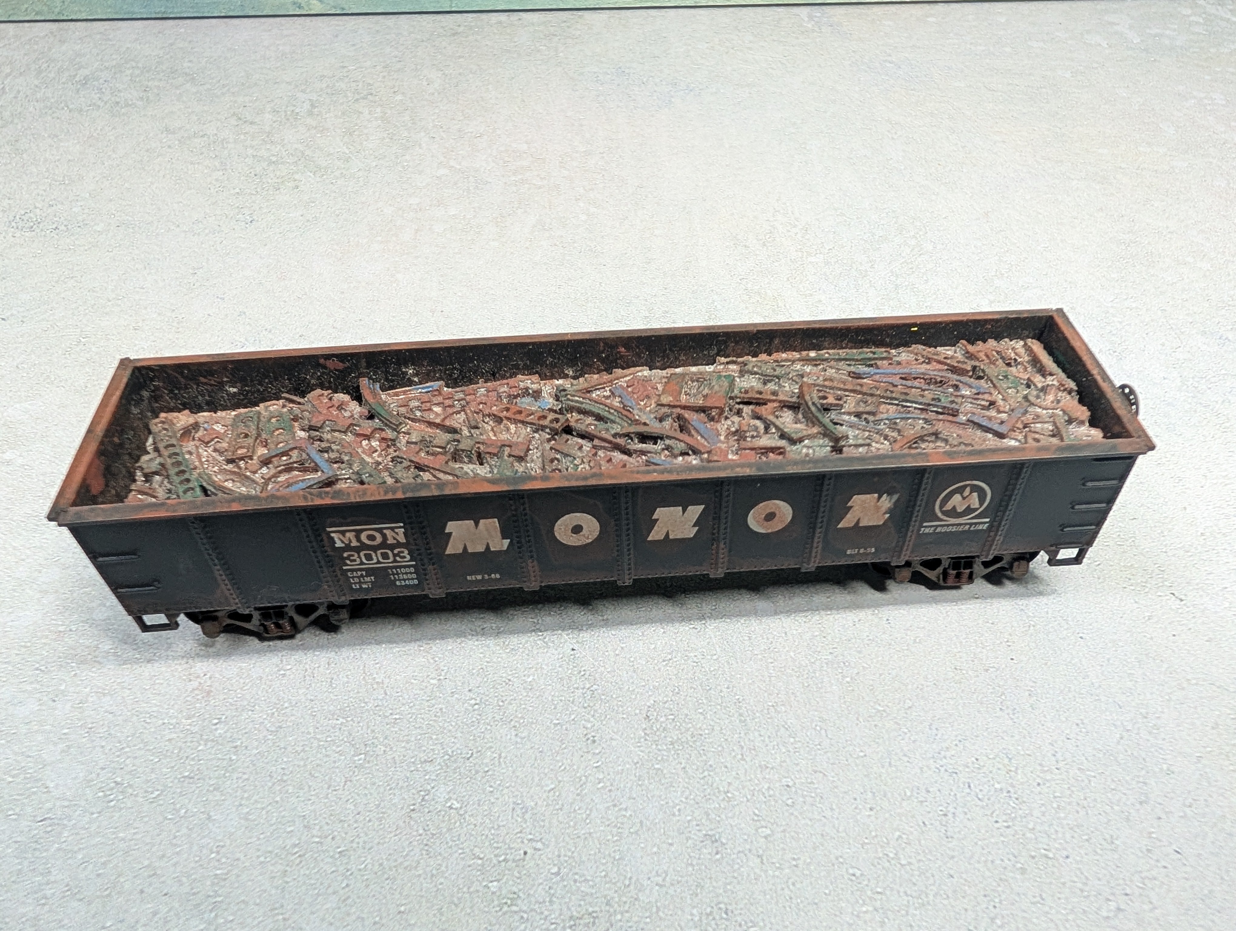 USED Roundhouse HO Scale 40' Gondola Monon MON #3003 Custom Weathered w/ Scrap Load