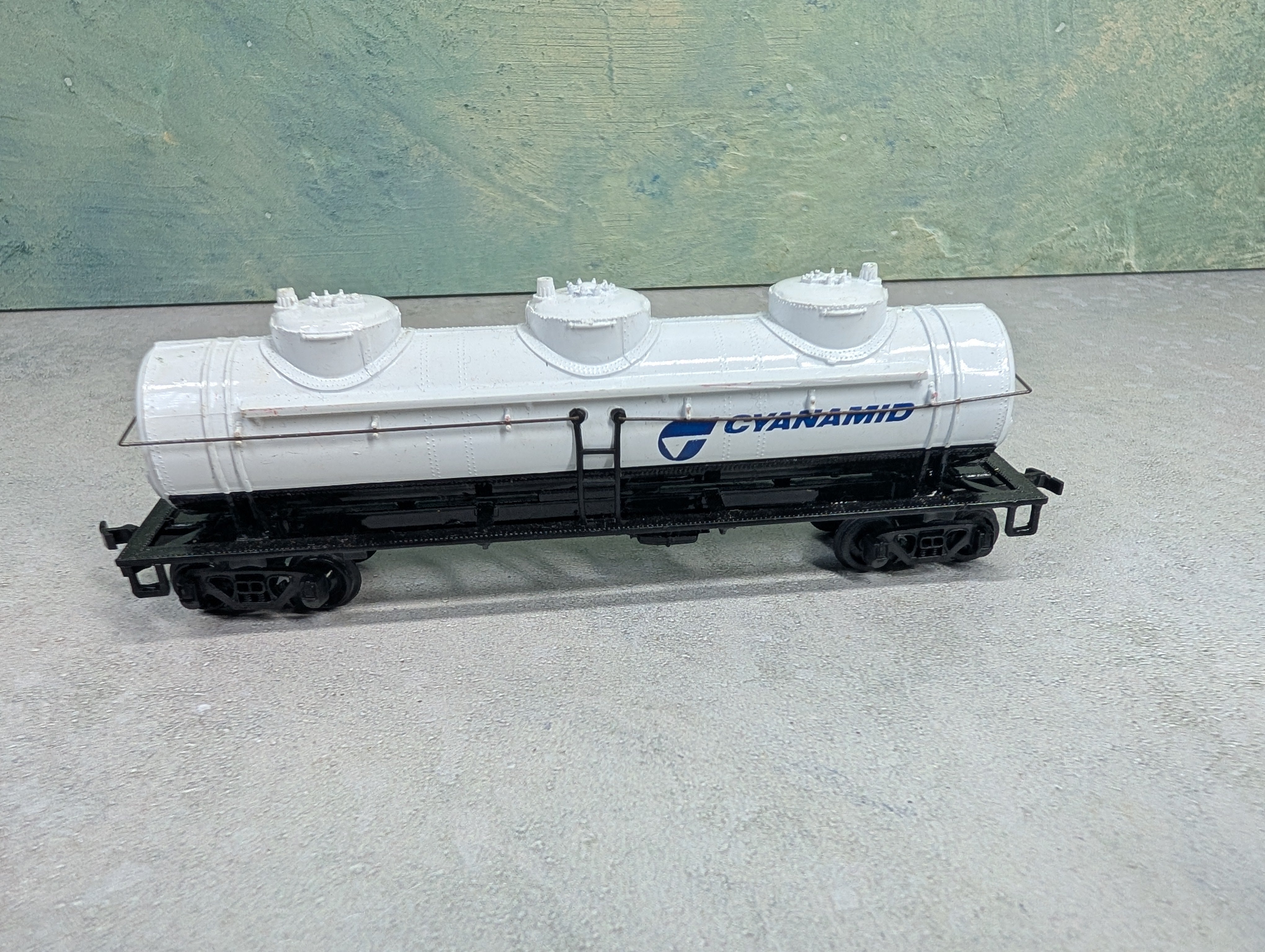 USED Bachmann HO Scale Triple Dome Tank Car Cyanamid