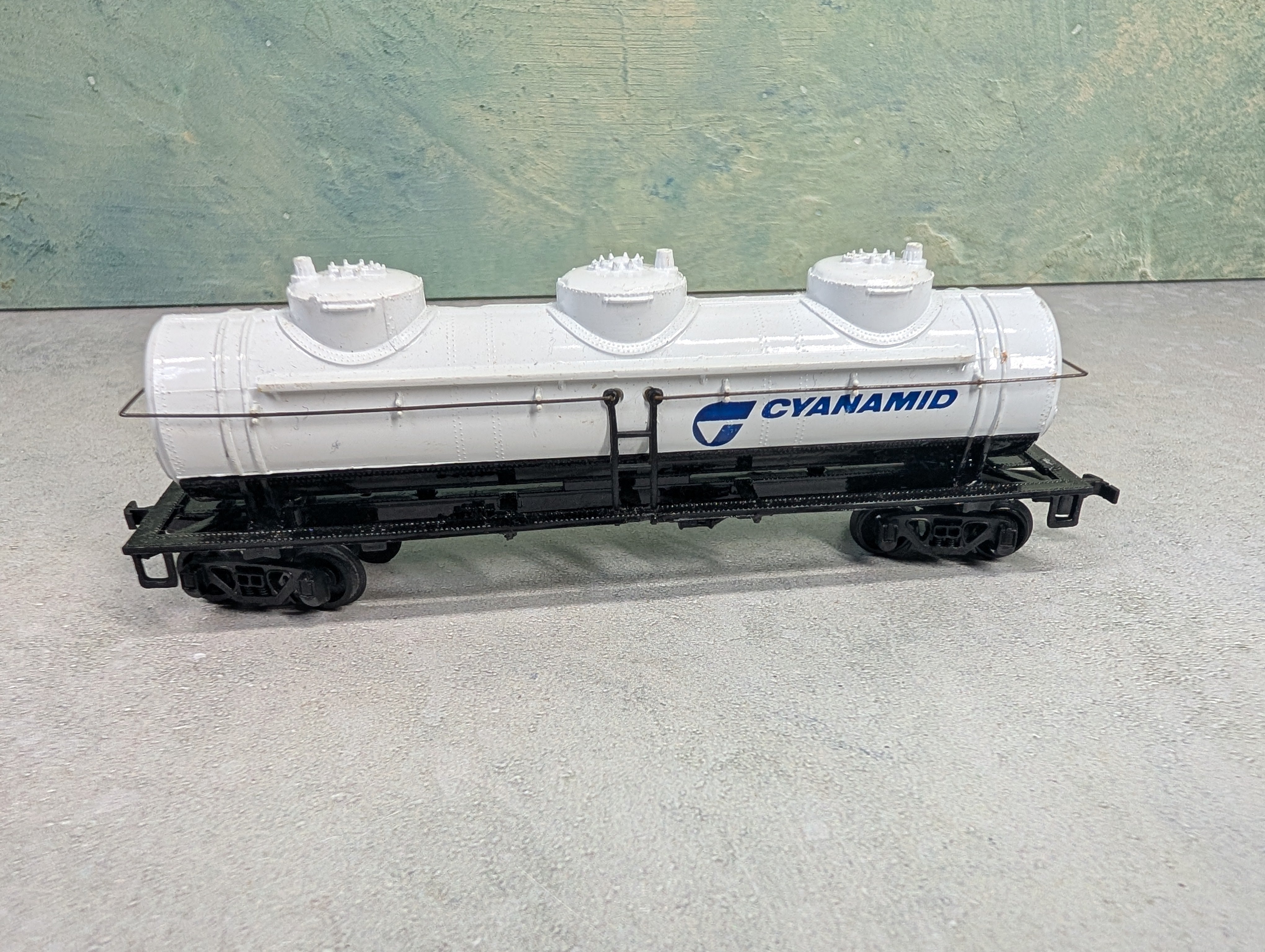 USED Bachmann HO Scale Triple Dome Tank Car Cyanamid