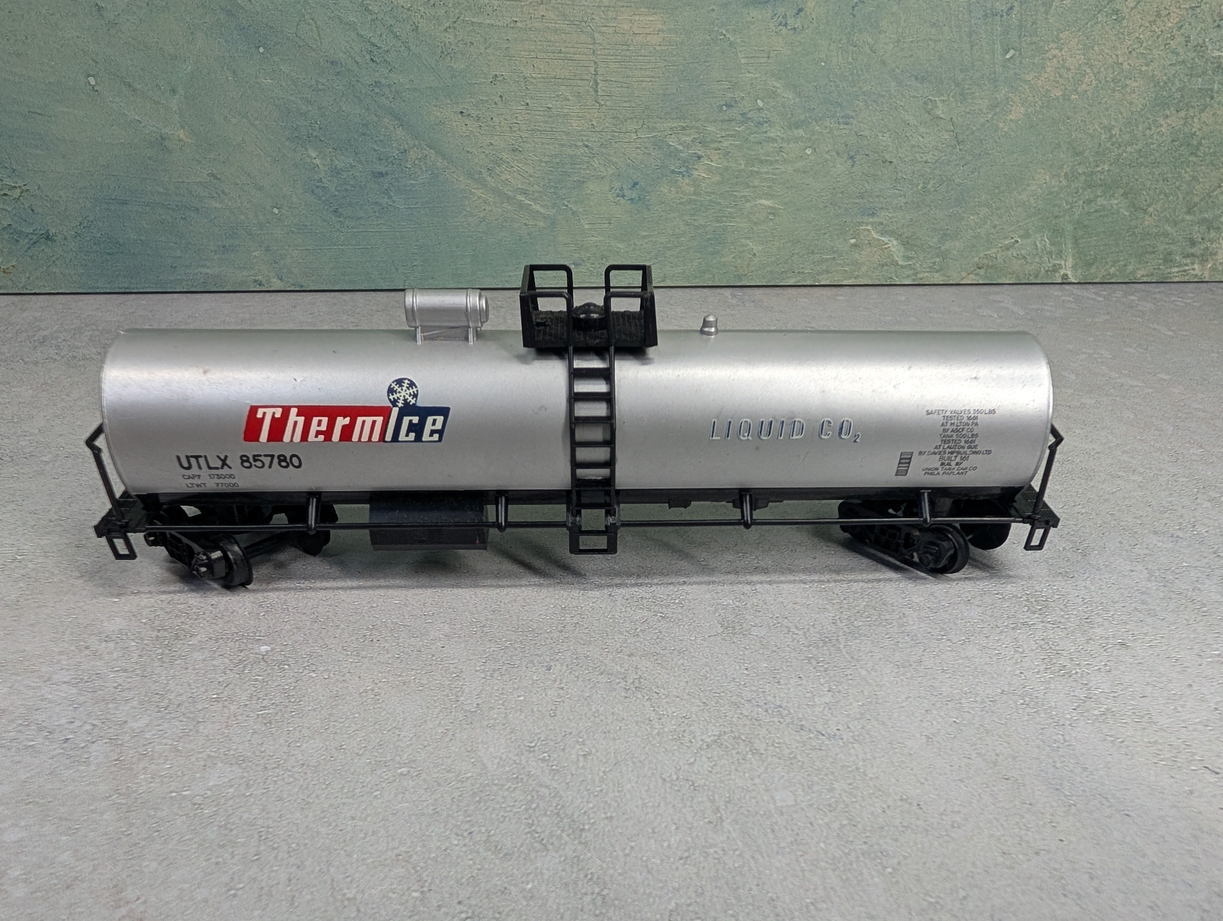 USED AHM HO Scale 50' Single Dome Tank Car ThermIce UTLX #85780