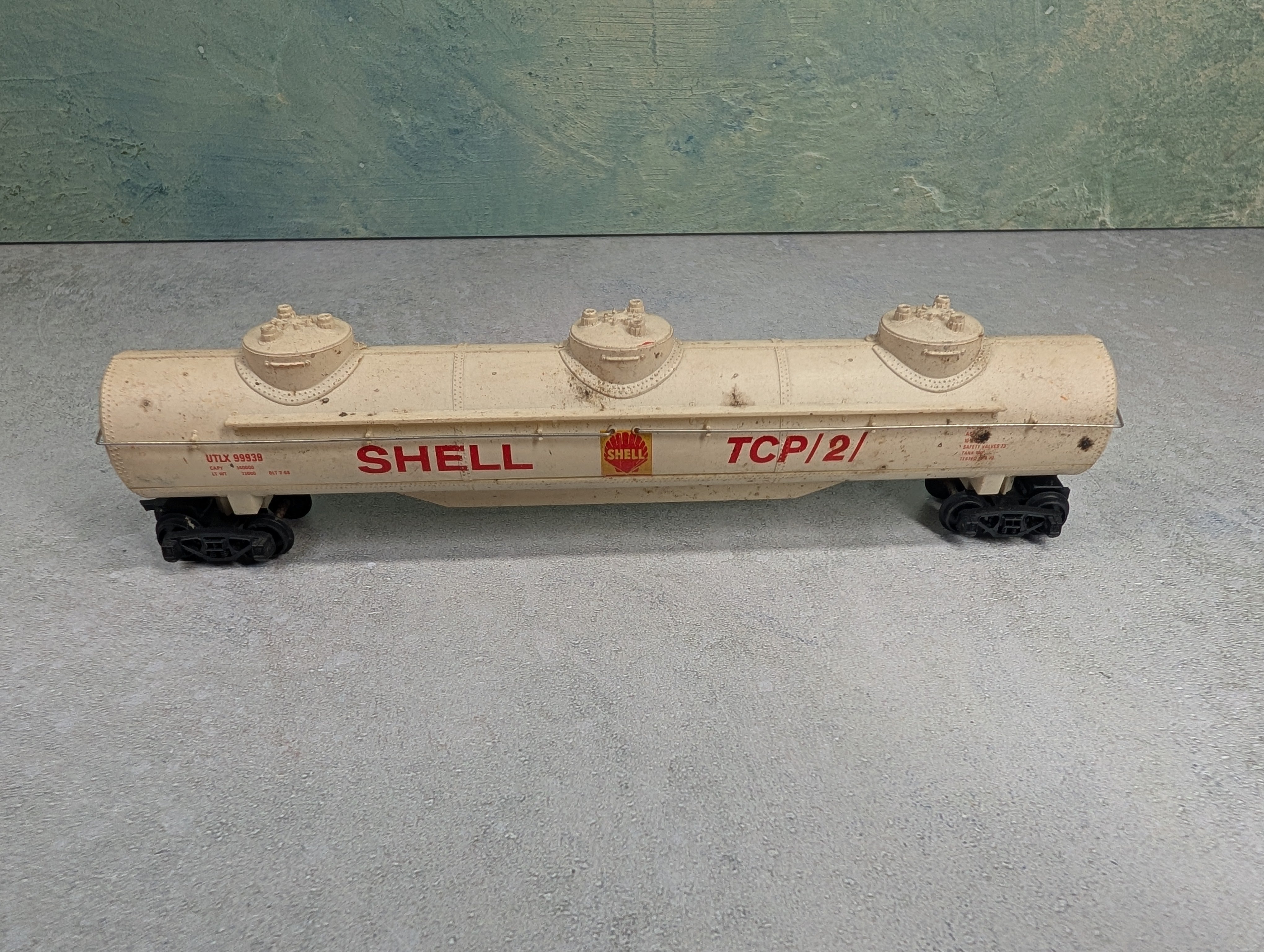 USED Tyco HO Scale Large Triple Dome Tank Car Shell UTLX #99939 Rough