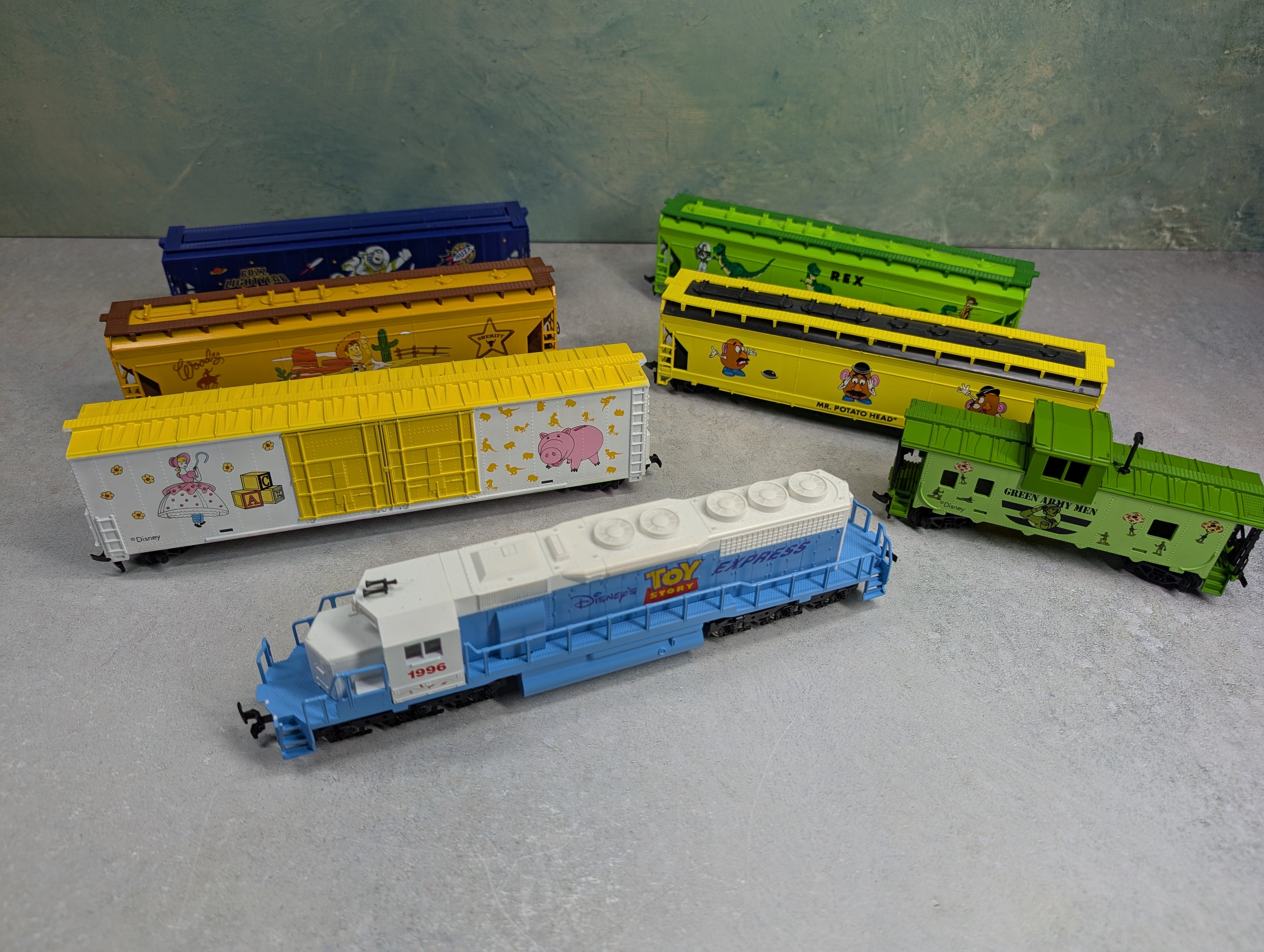 USED IHC HO Scale 1996 Disney Toy Story Express Locomotive & Cars Runs DC