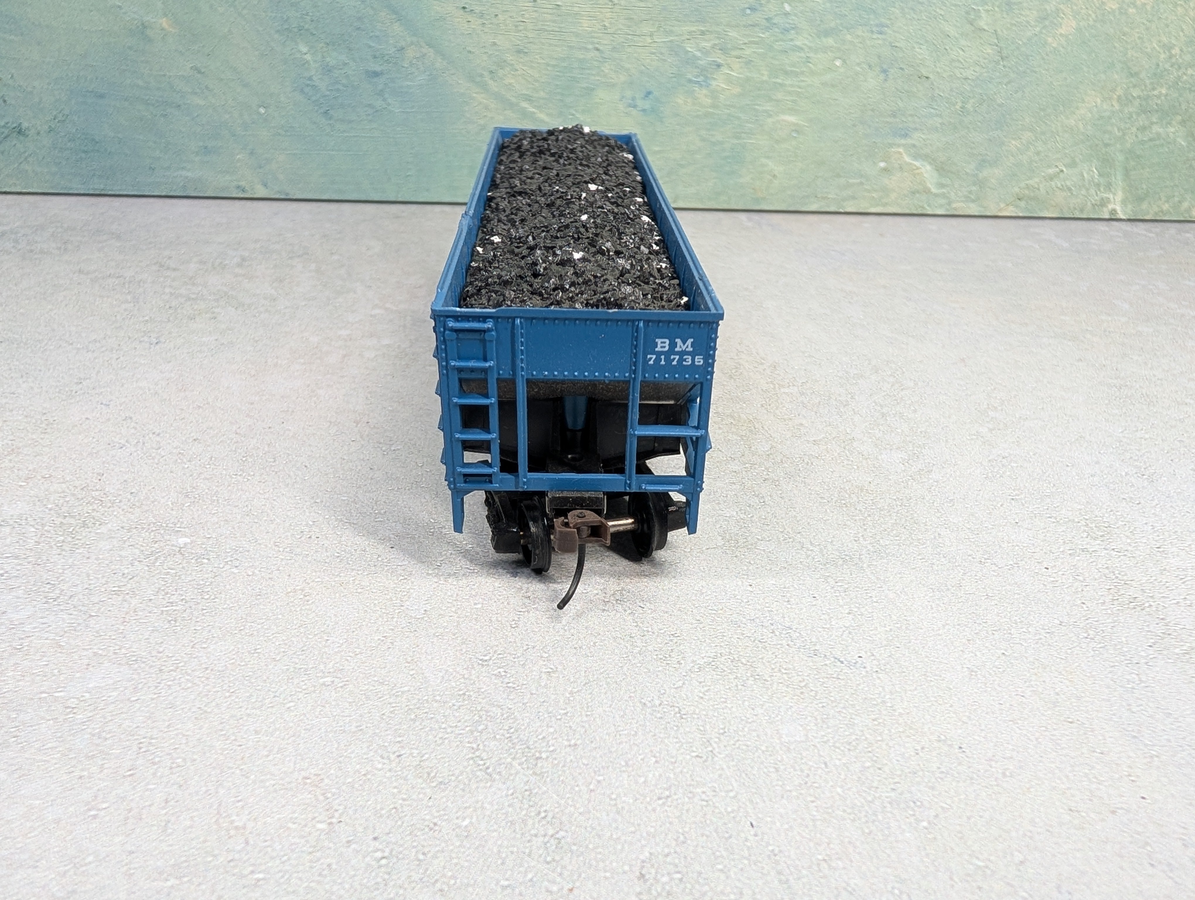USED Athearn HO Scale Operating Quad Hopper Boston and Maine BM #71735 w/ Coal Load
