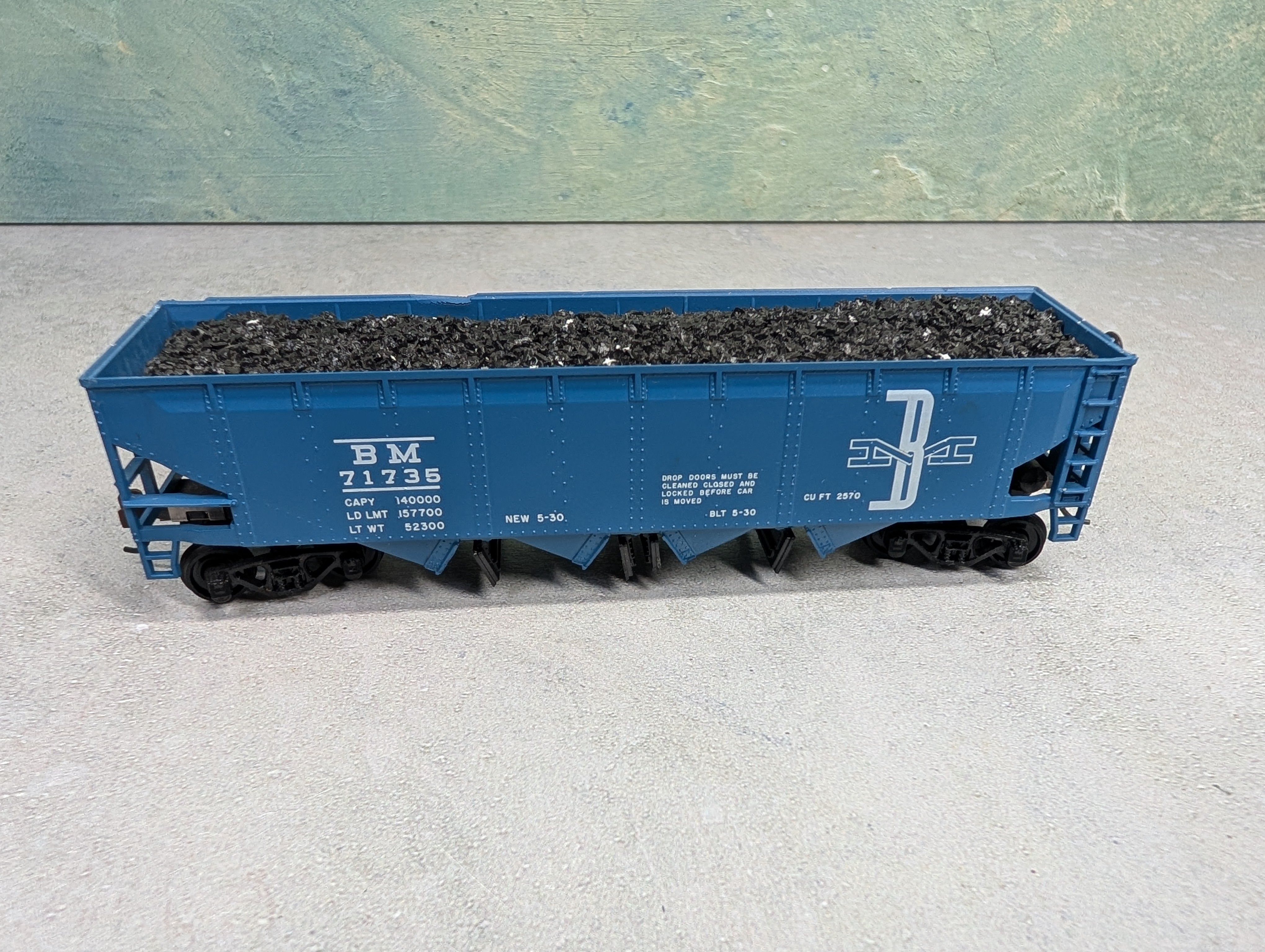 USED Athearn HO Scale Operating Quad Hopper Boston and Maine BM #71735 w/ Coal Load