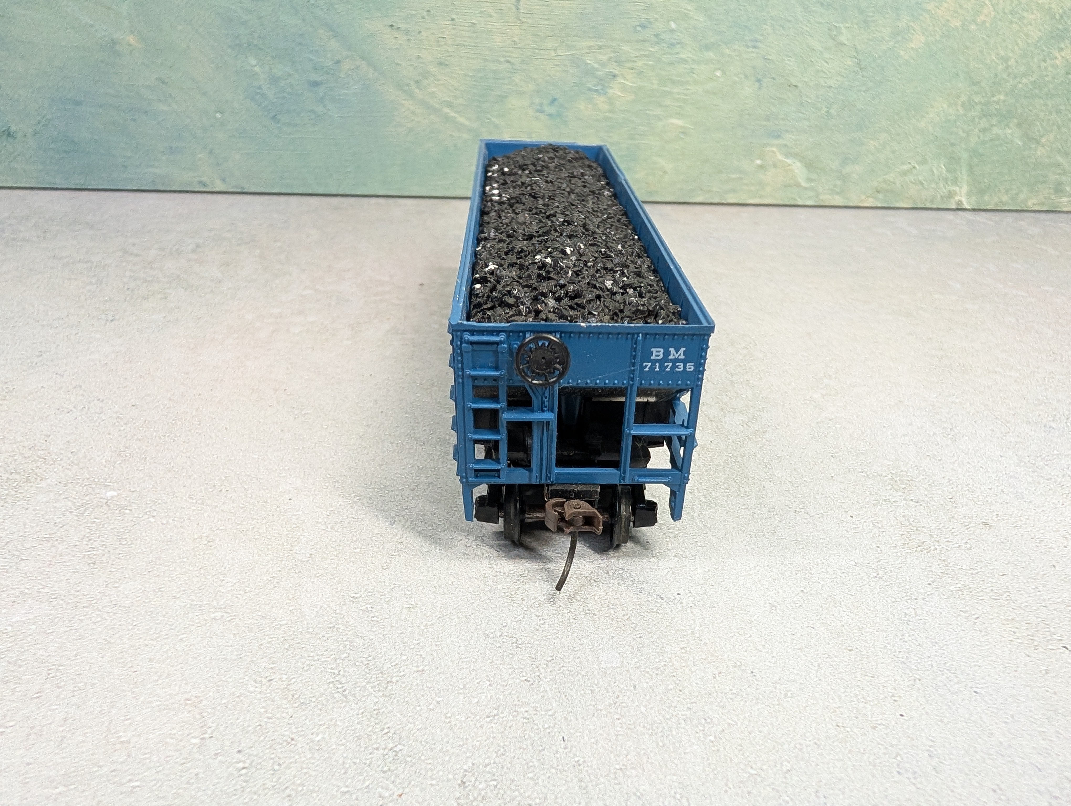 USED Athearn HO Scale Operating Quad Hopper Boston and Maine BM #71735 w/ Coal Load