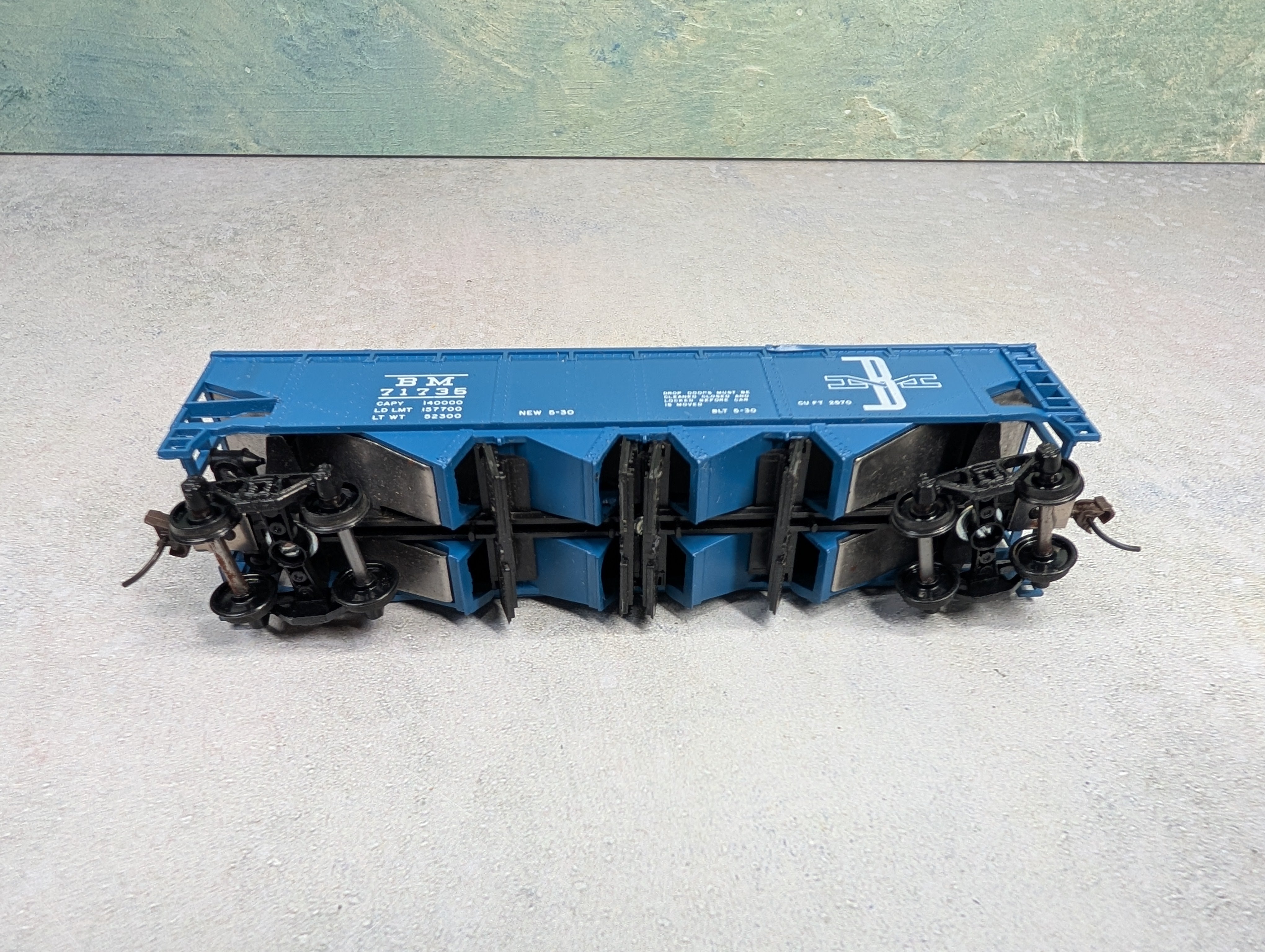 USED Athearn HO Scale Operating Quad Hopper Boston and Maine BM #71735 w/ Coal Load