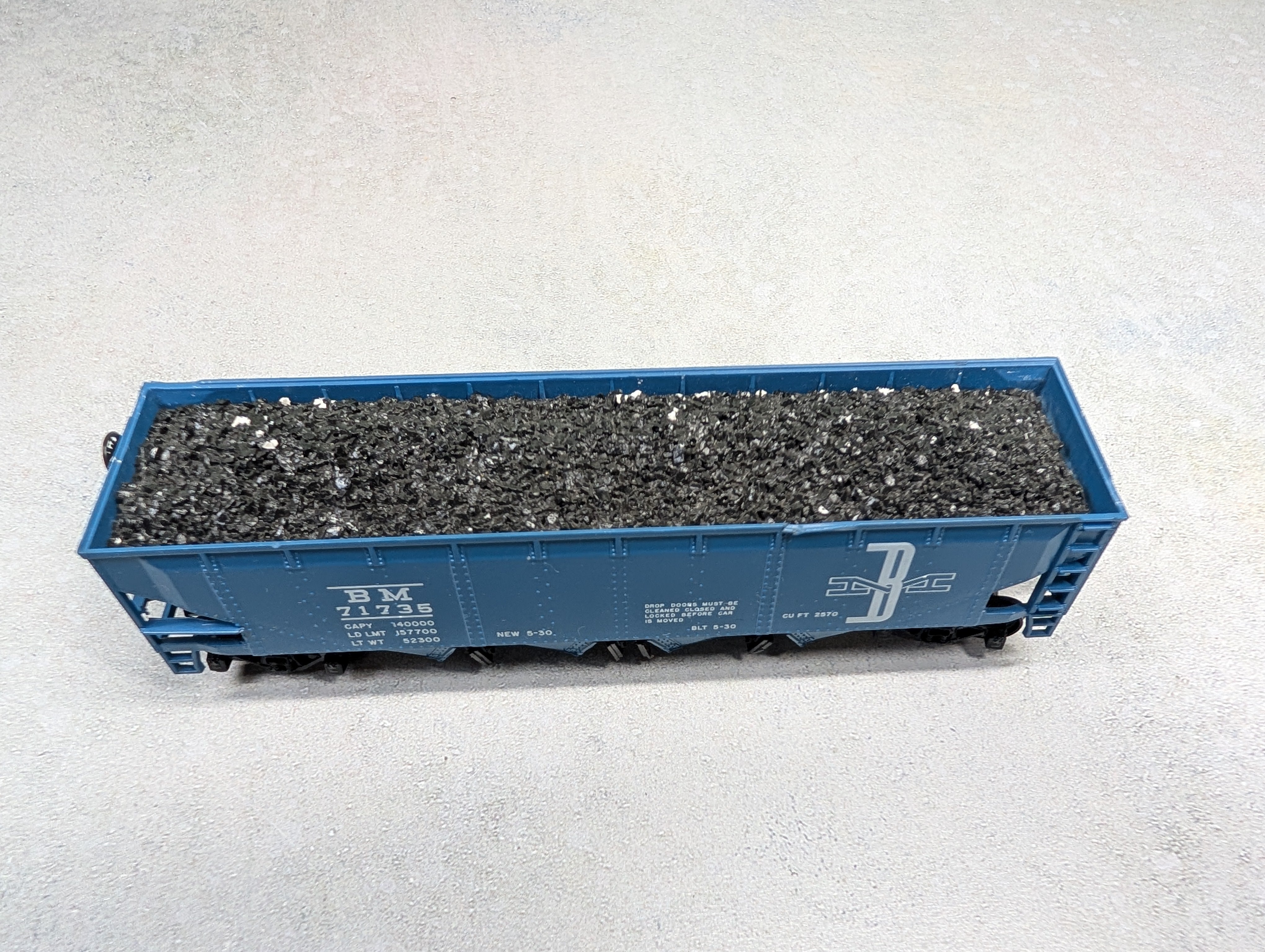 USED Athearn HO Scale Operating Quad Hopper Boston and Maine BM #71735 w/ Coal Load