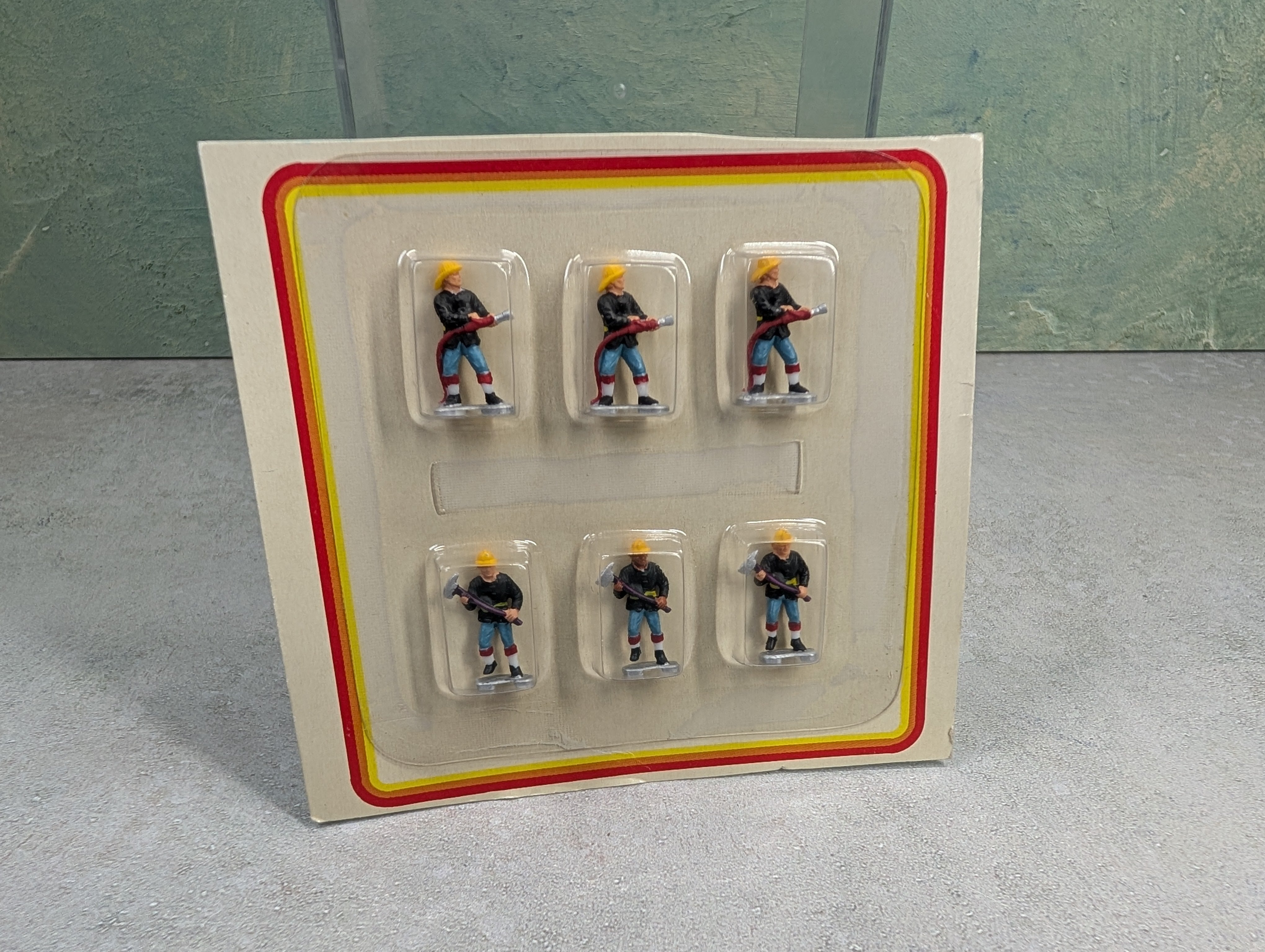 USED Life-Like HO Scale Fire Fighters (6 pcs)
