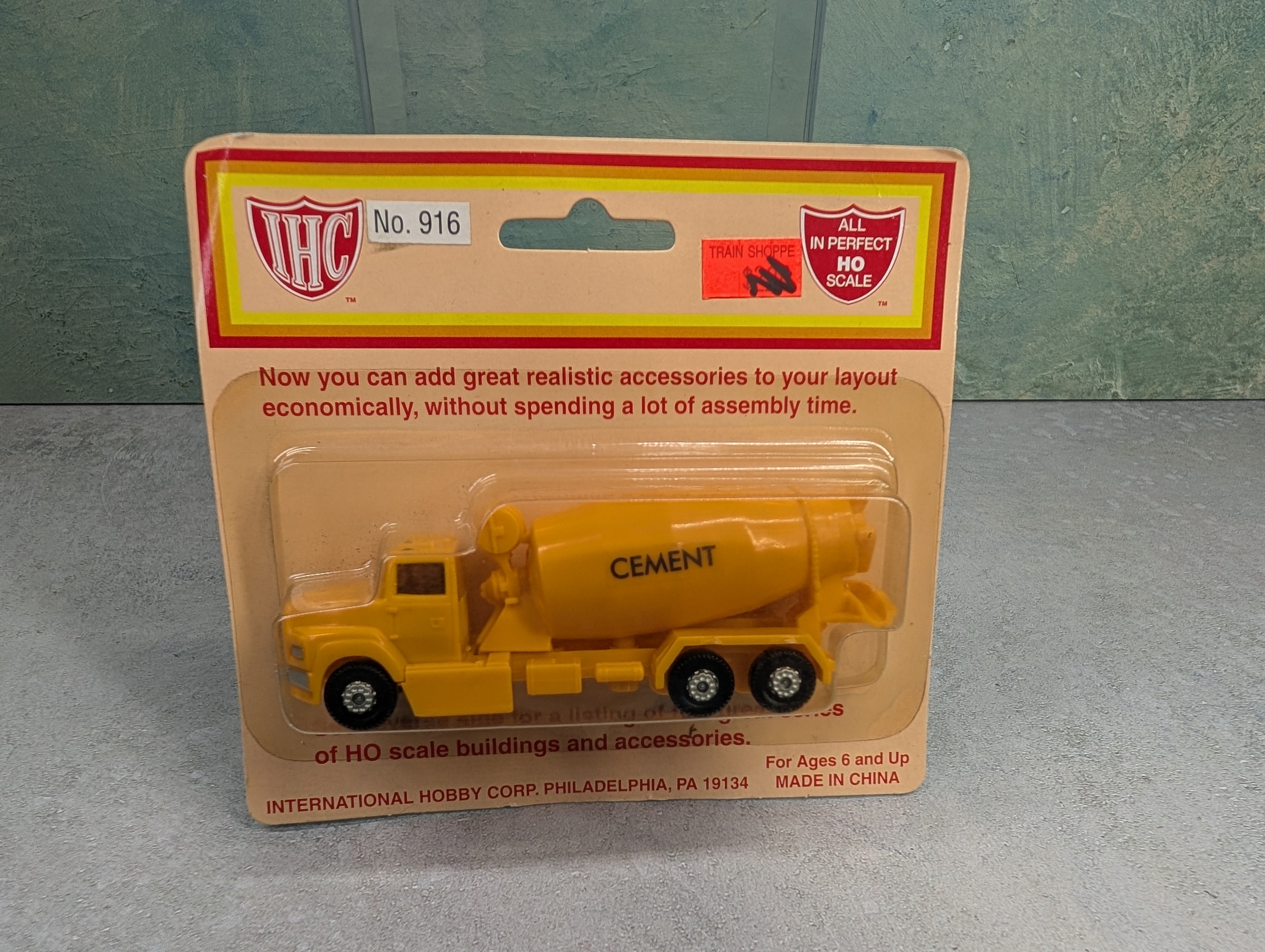 USED IHC 916 HO Scale Cement Truck