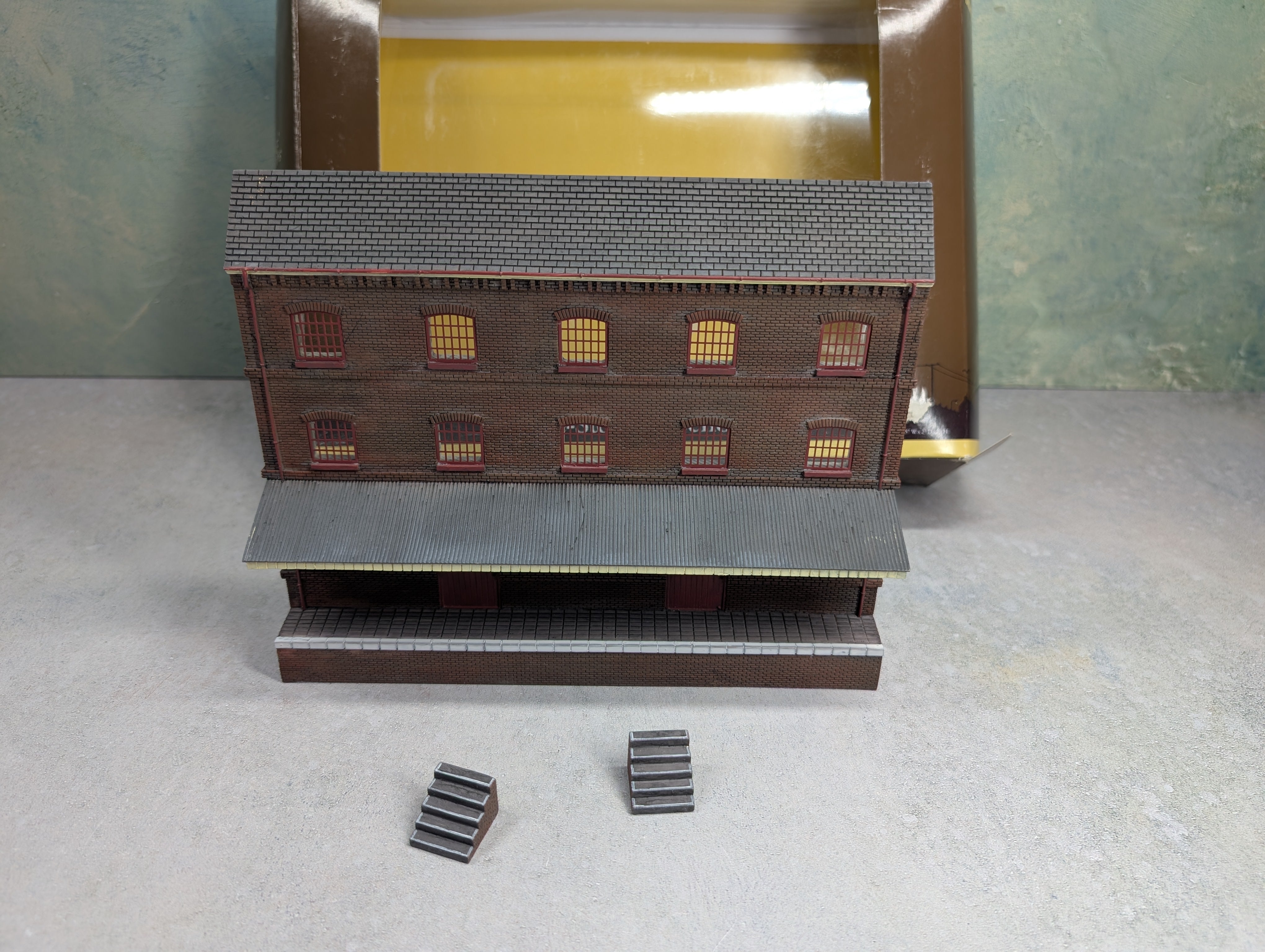 USED Bachmann 35008 HO Scale Three-Story Warehouse - Scene Scapes False-Front Resin Building Facade