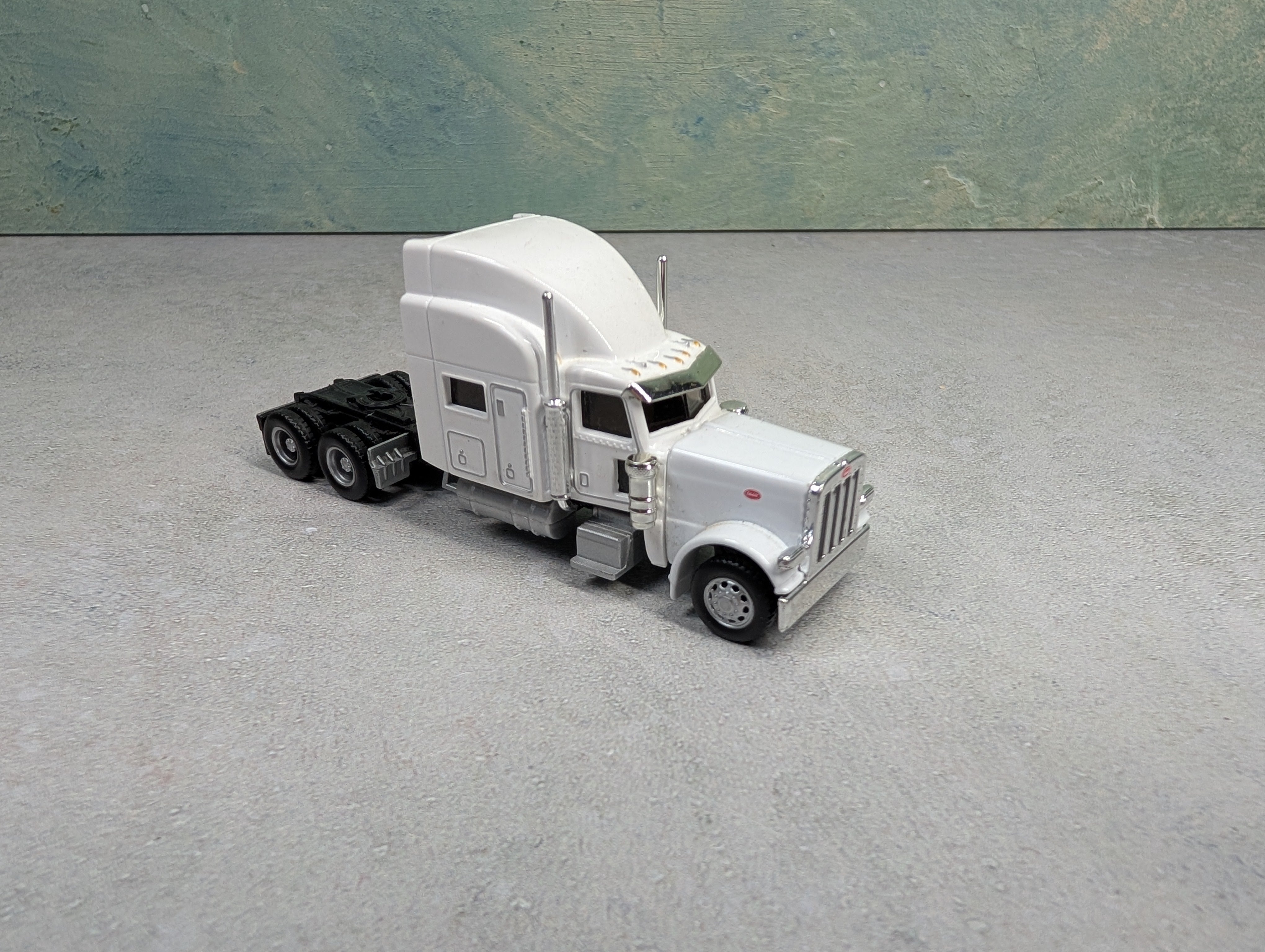 USED Norscot HO Scale White Peterbilt Tractor