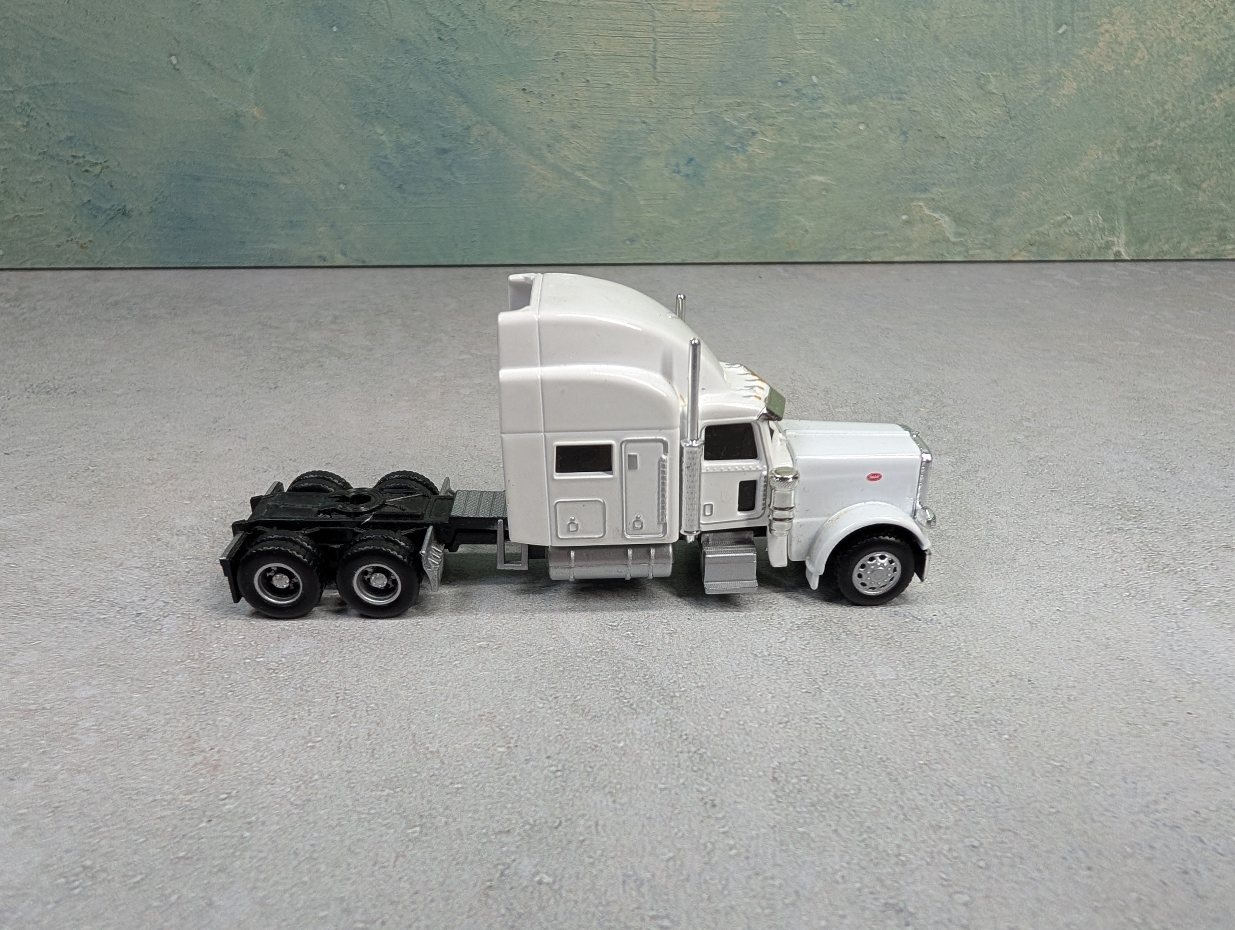 USED Norscot HO Scale White Peterbilt Tractor
