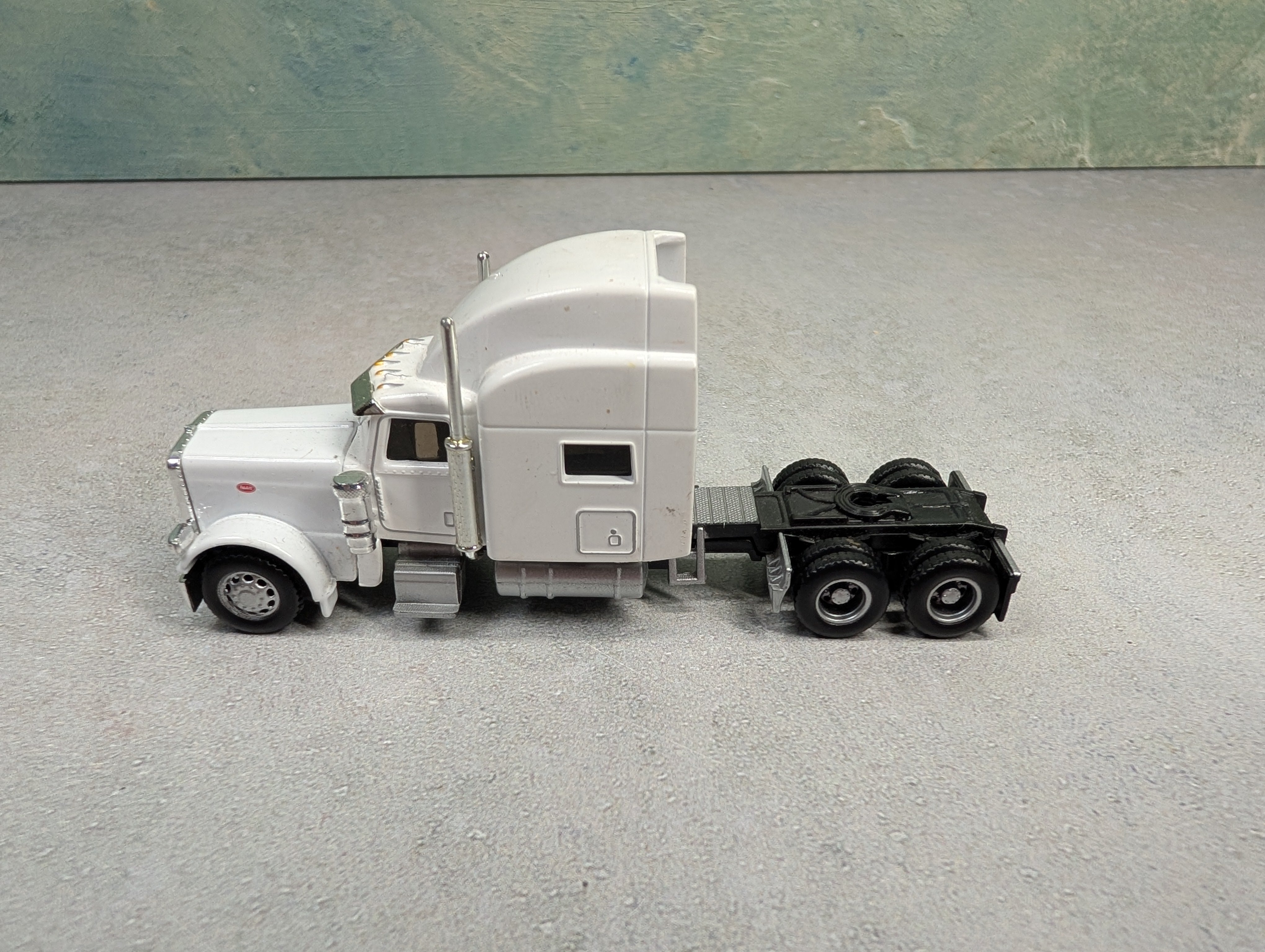 USED Norscot HO Scale White Peterbilt Tractor