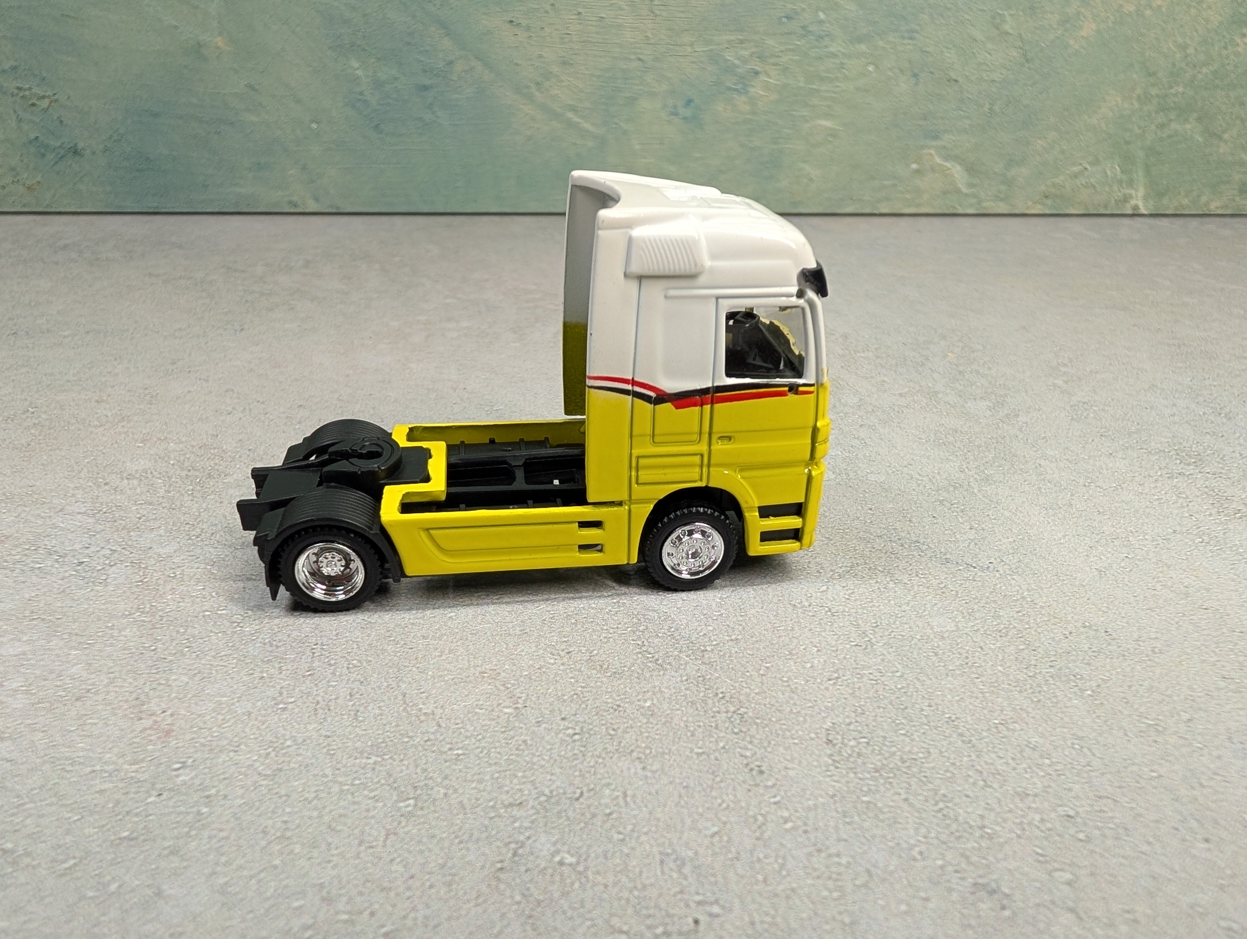 USED HO Scale White & Yellow Mercedes-Benz Actros V8 Semi Truck Cab
