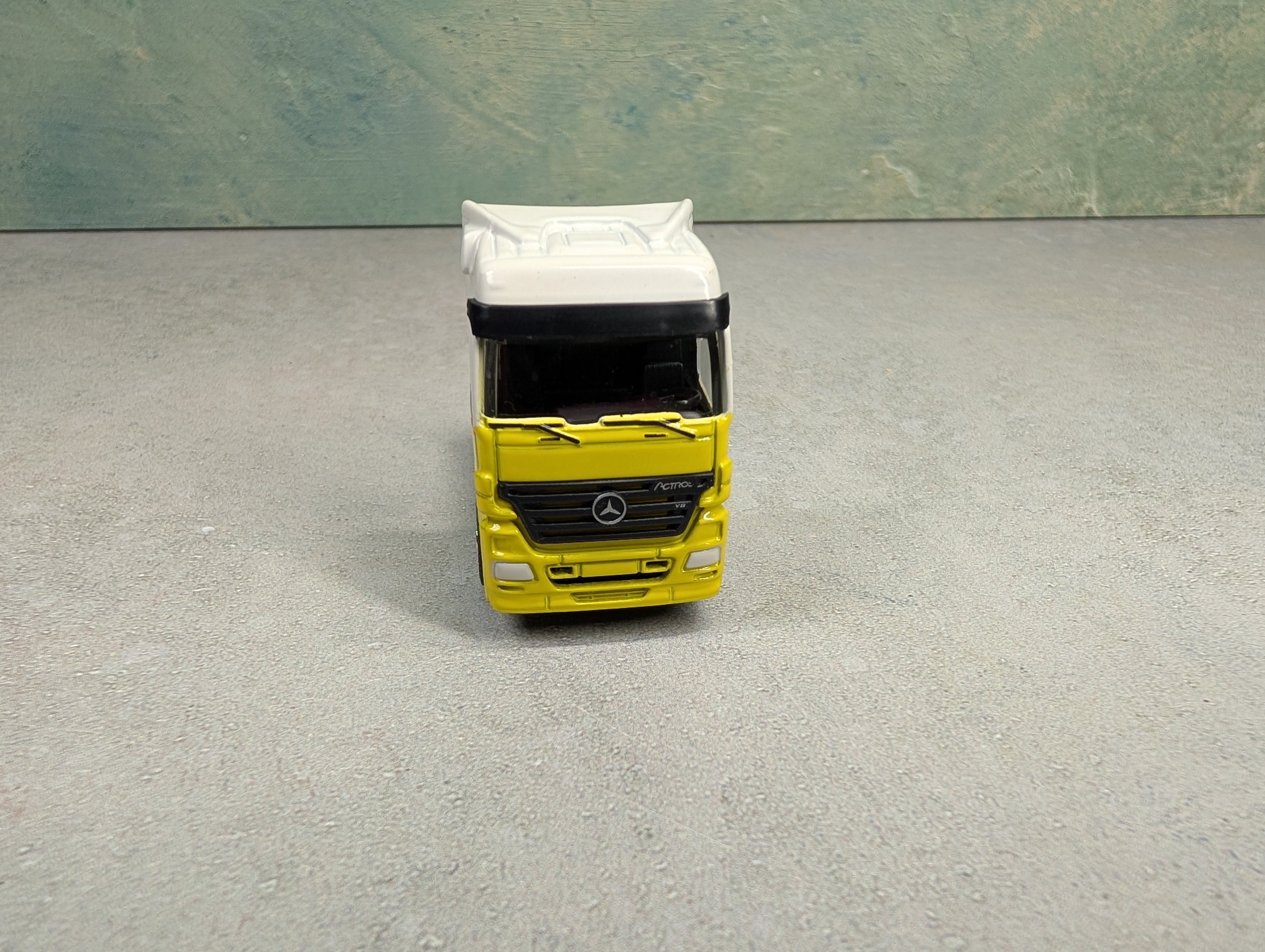 USED HO Scale White & Yellow Mercedes-Benz Actros V8 Semi Truck Cab