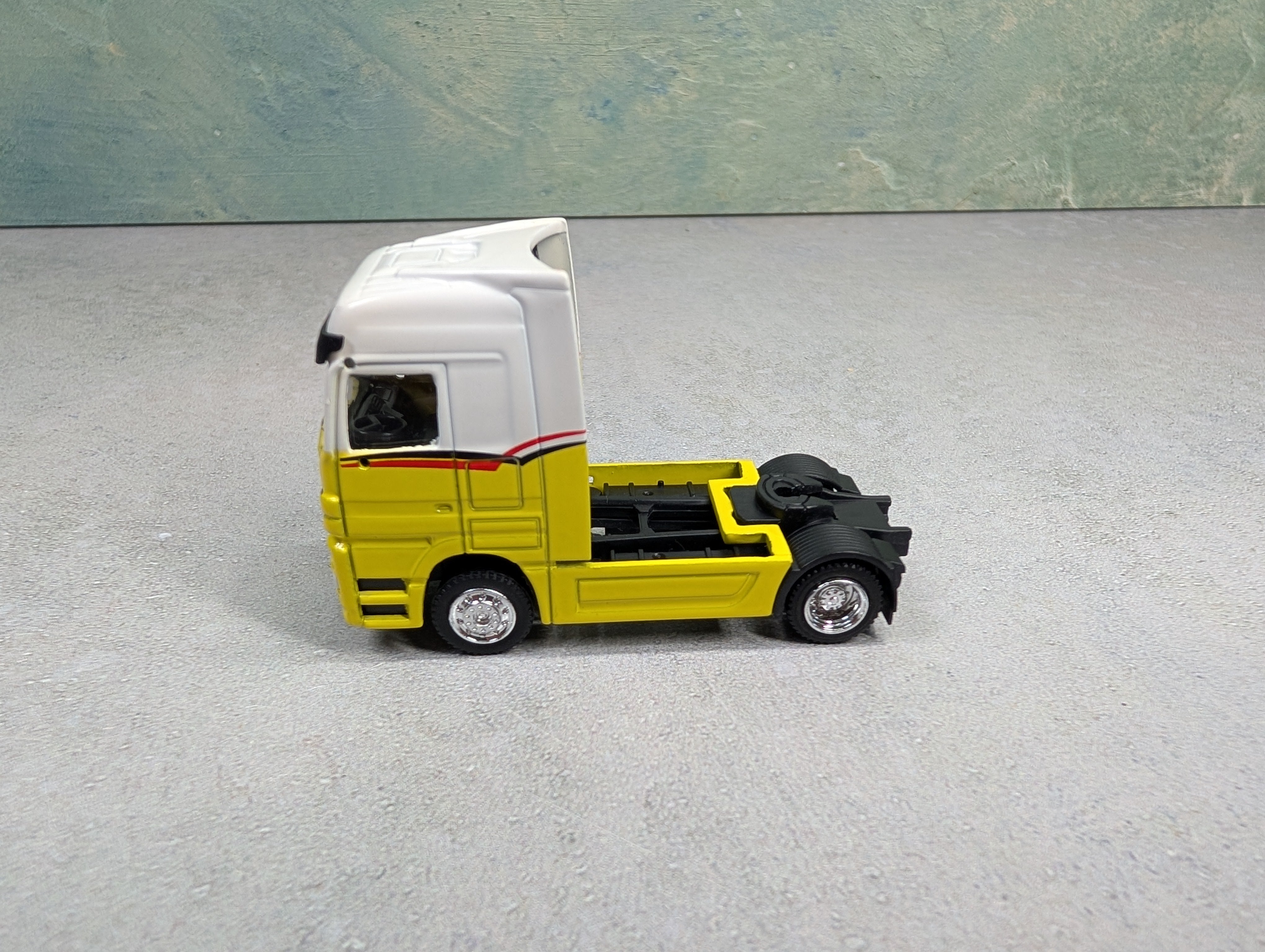 USED HO Scale White & Yellow Mercedes-Benz Actros V8 Semi Truck Cab