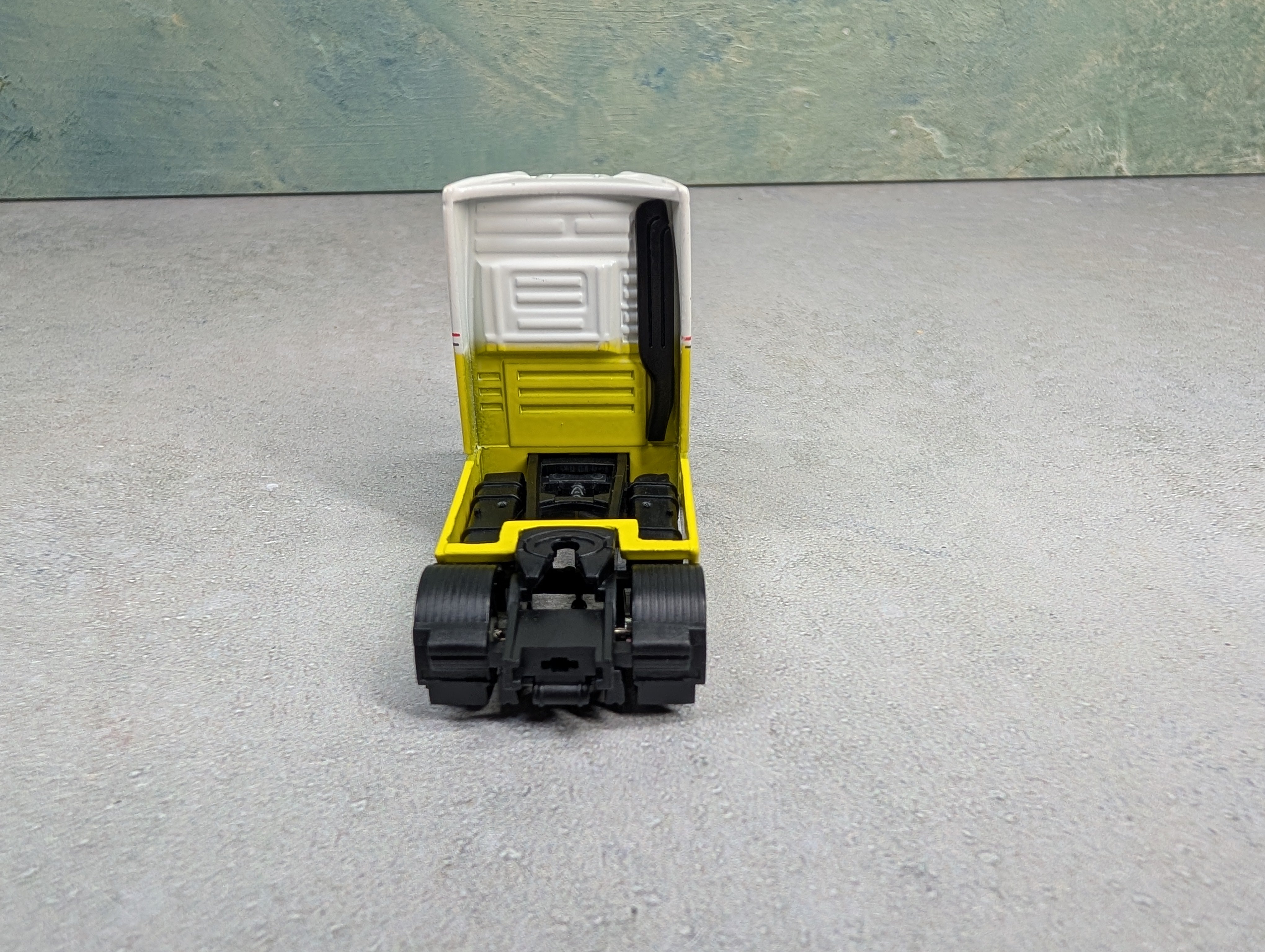 USED HO Scale White & Yellow Mercedes-Benz Actros V8 Semi Truck Cab