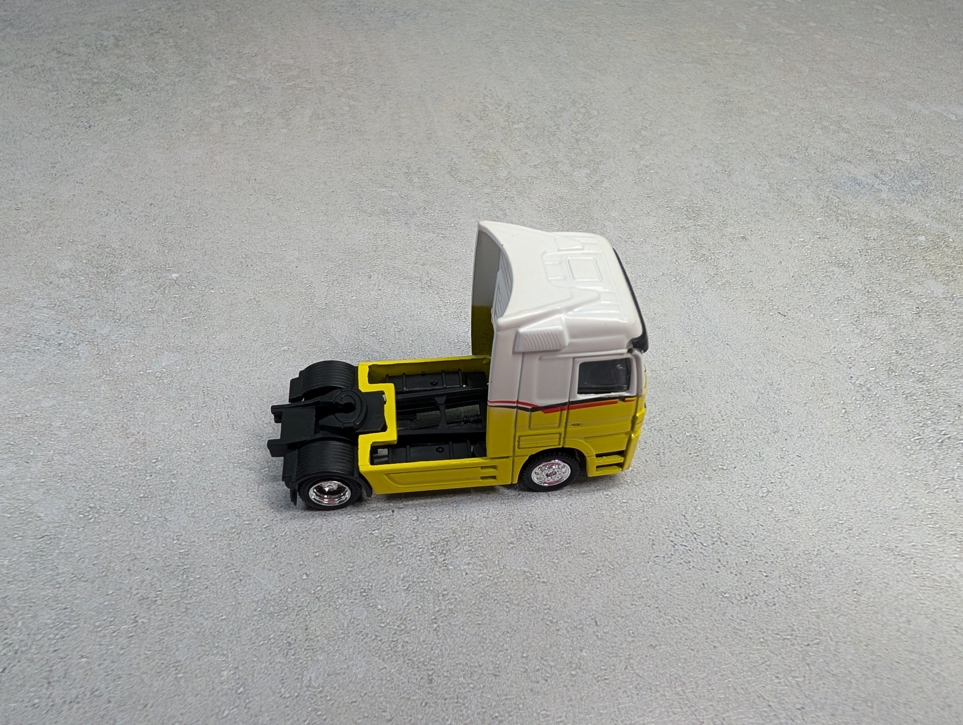 USED HO Scale White & Yellow Mercedes-Benz Actros V8 Semi Truck Cab