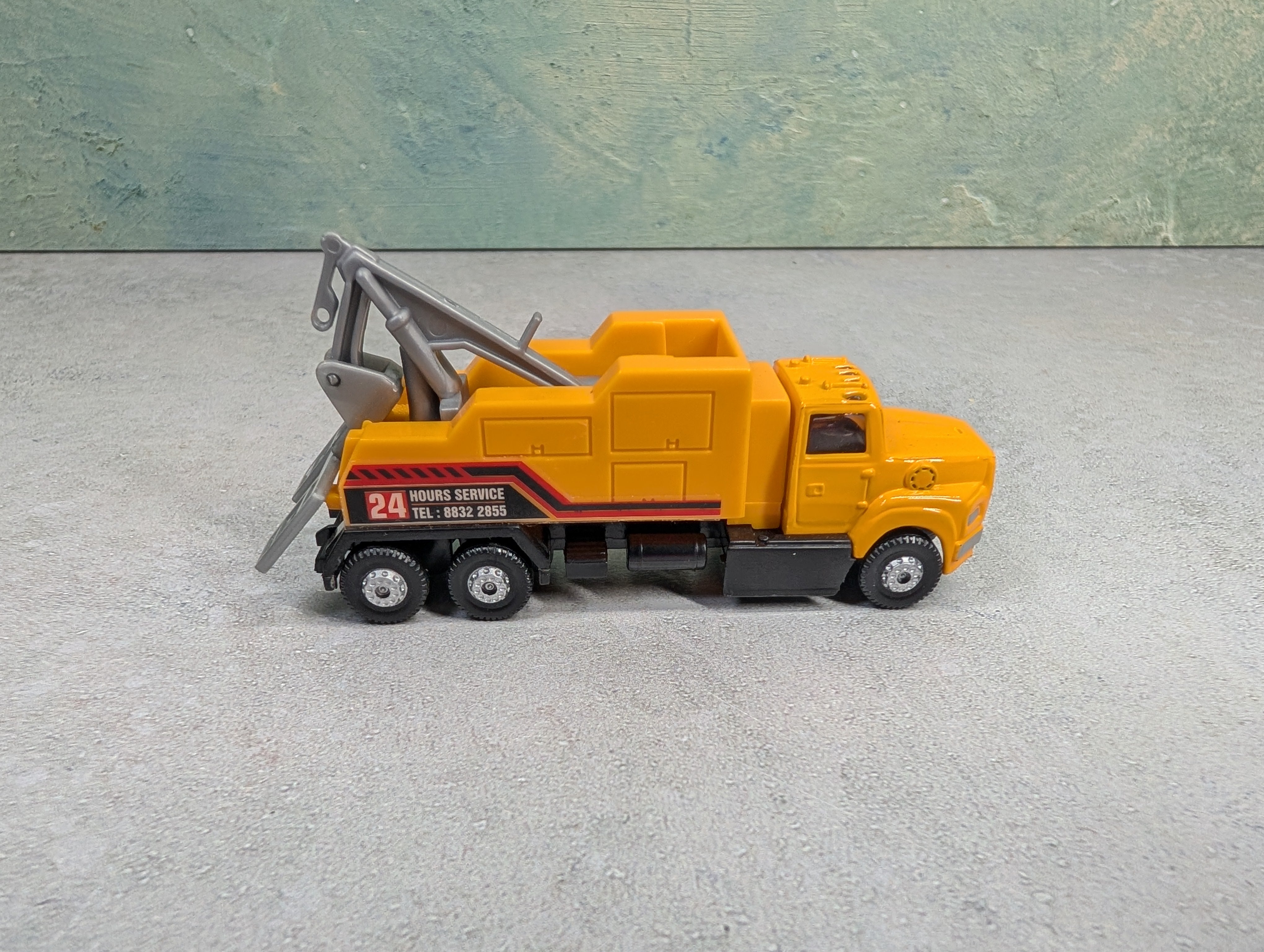 USED IHC HO Scale Yellow Heavy Duty Tow Truck