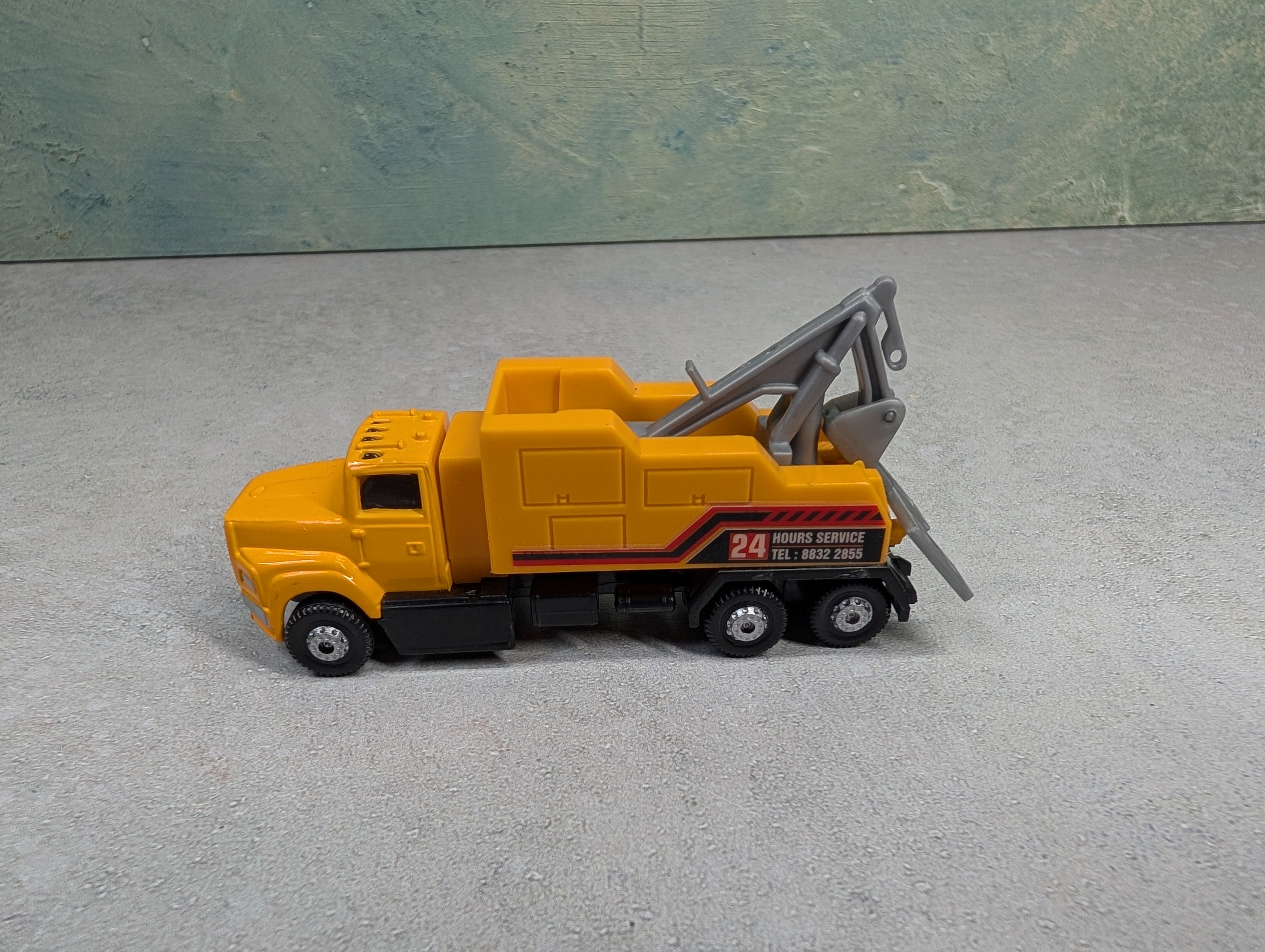 USED IHC HO Scale Yellow Heavy Duty Tow Truck