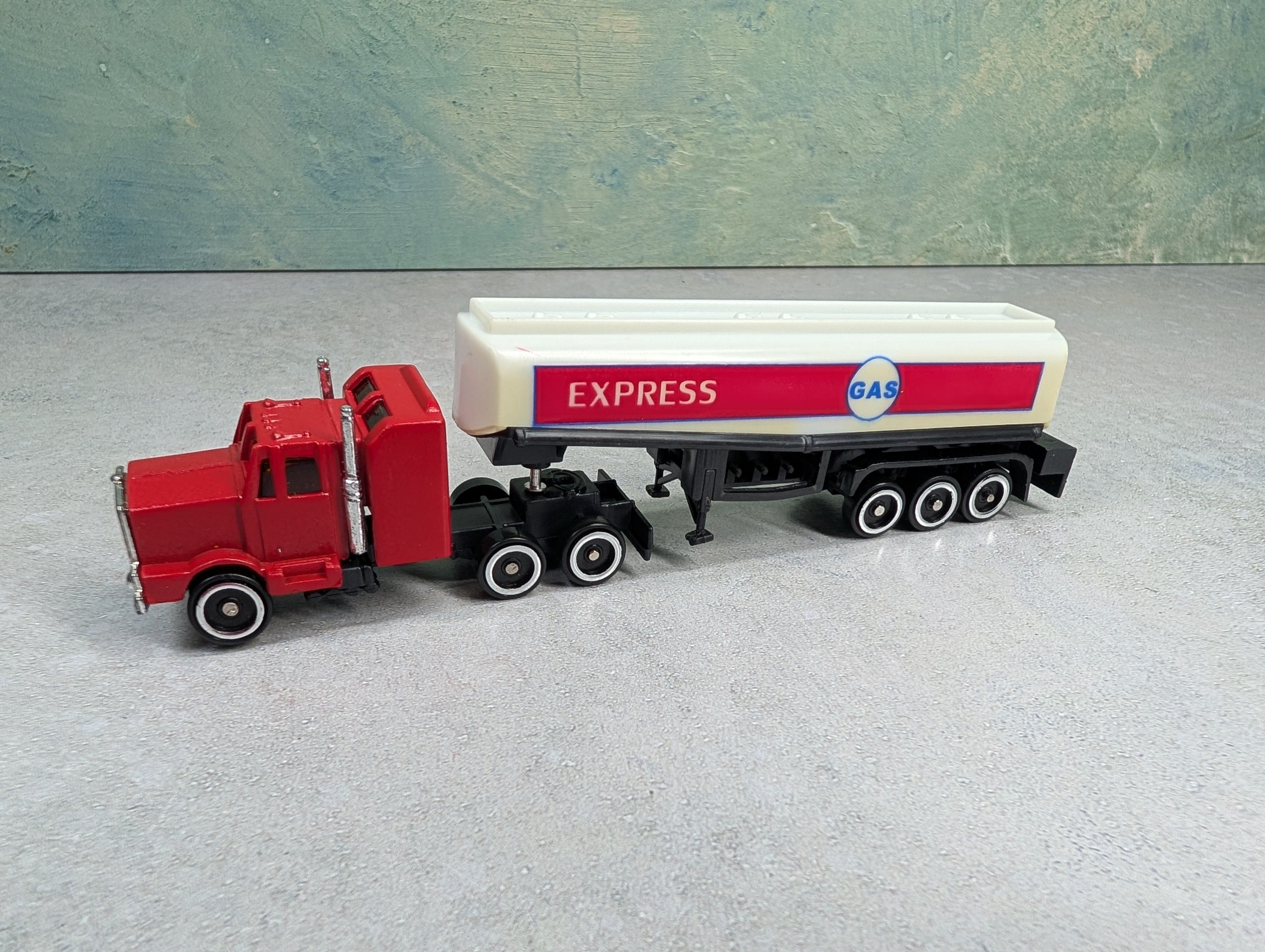 USED Suntoys HO Scale Express Gas Tractor Trailer Tanker