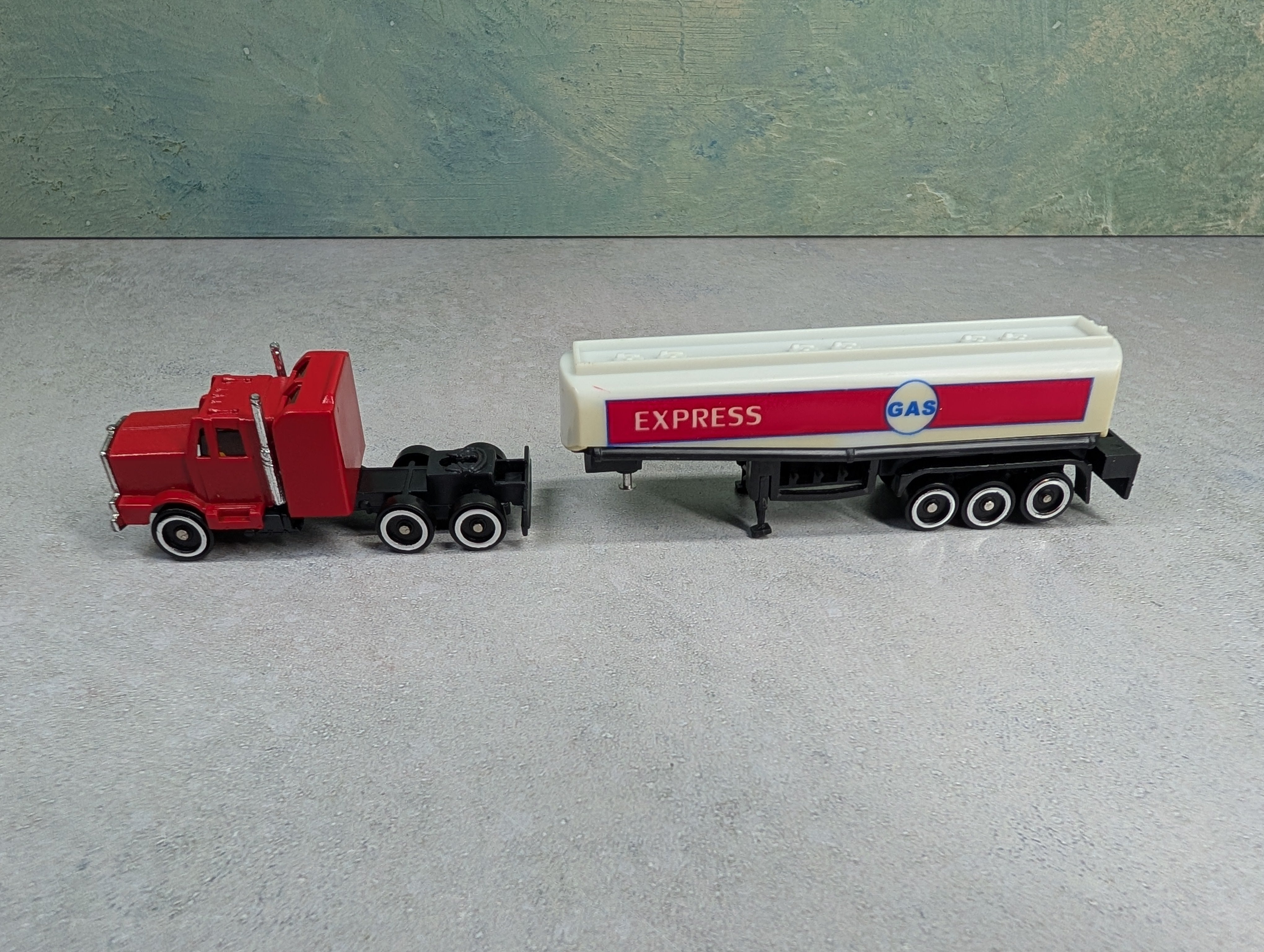 USED Suntoys HO Scale Express Gas Tractor Trailer Tanker